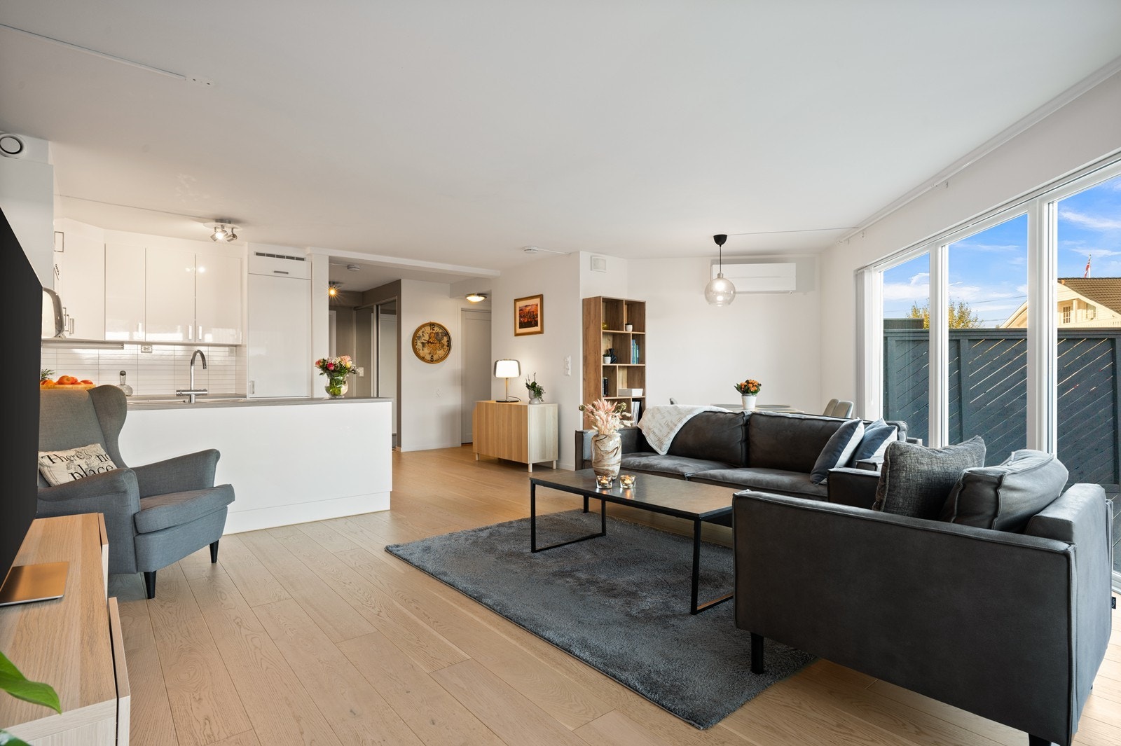 Åpen stue- og kjøkkenløsning gir god romfølelse og utnytter arealene godt. Galleribilde