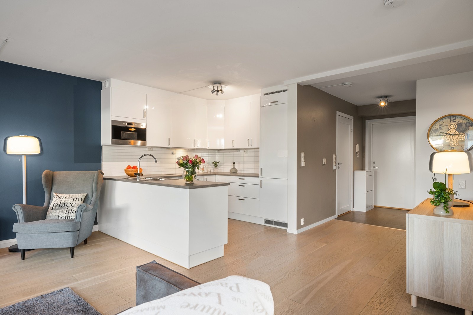 Integrerte hvitevarer som følger er kjøl/fryseskap, oppvaskmaskin, induksjonstopp og stekeovn. Galleribilde