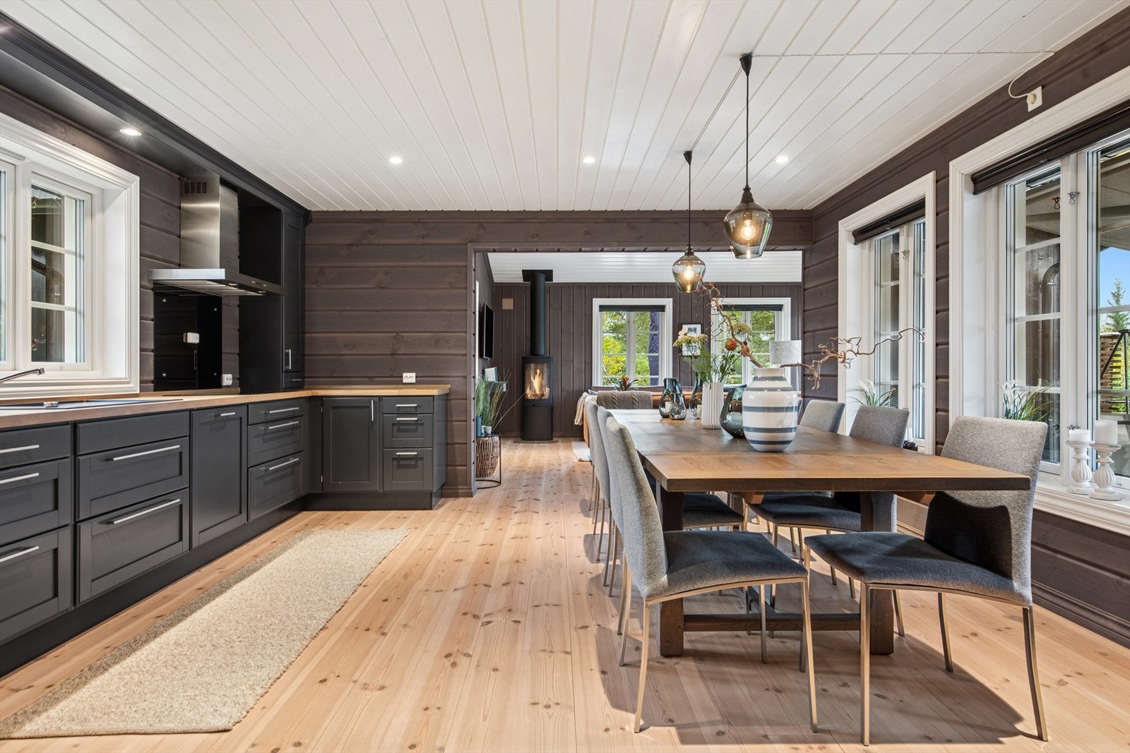 Her er det plass til å samle familie og venner til gode måltider. Galleribilde