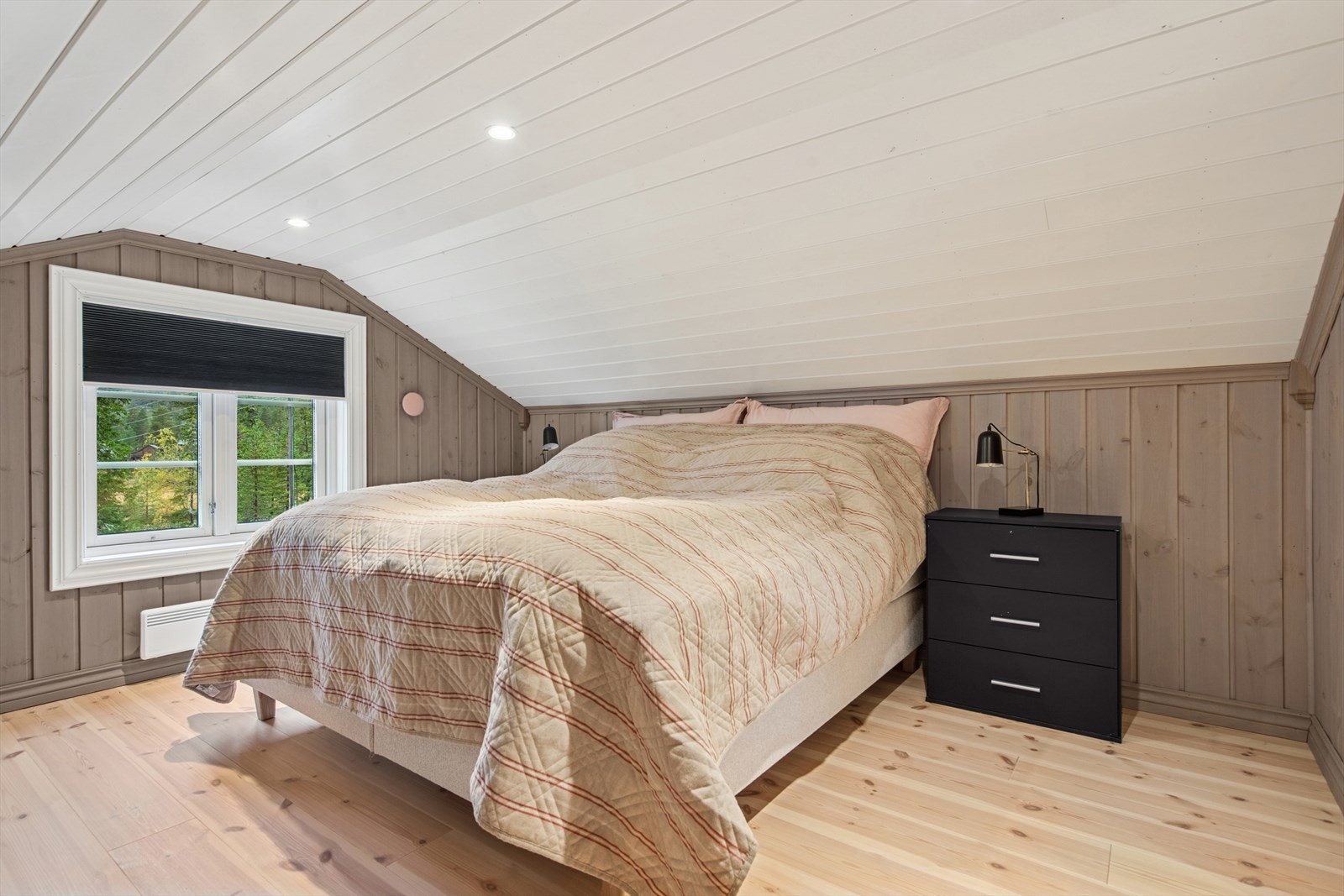 Soverom på hems. Ikke godkjent soverom pga takhøyde. Galleribilde