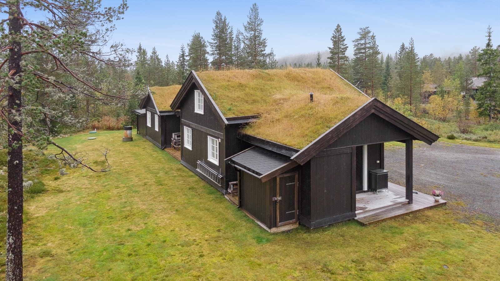 Rundt hytta er det plenareal, perfekt for ballspill eller andre aktiviteter. Galleribilde