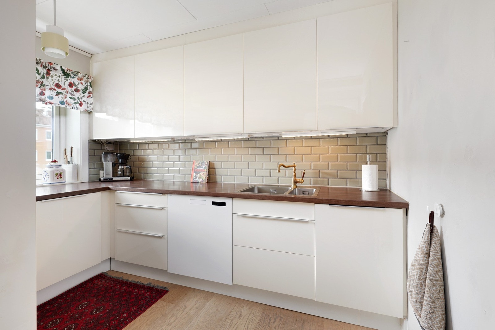 Nyere ventilator, oppvaskmaskin og stekeovn Galleribilde