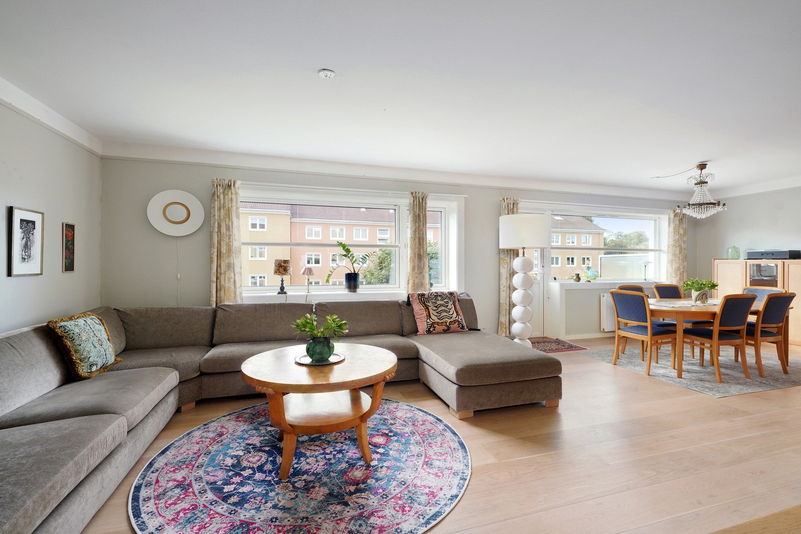 Lekker en-stavs eikeparkett på gulv. God plass til både hjørnesofa og spisebord Galleribilde