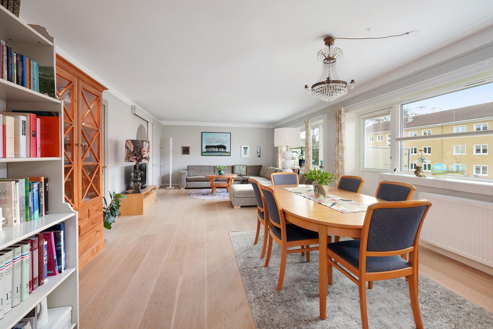 Stor og lys stue på ca. 34 kvm. Galleribilde