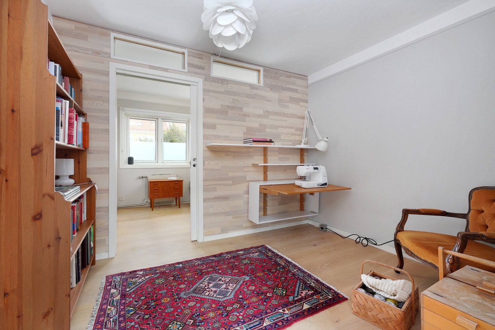 Hovedsoverommet er delt i to rom for å få et et ekstra rom/kontor/alkove. Skyvedør fra stue inn til soverom Galleribilde