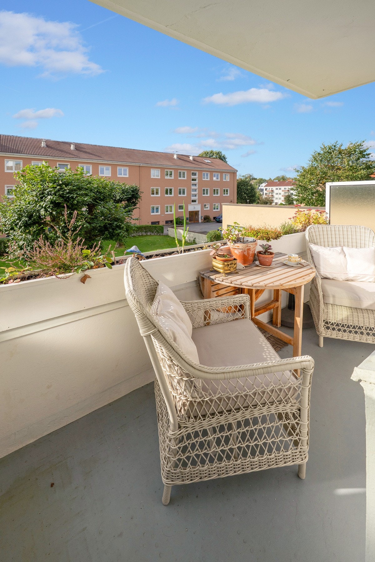 Koselig vestvendt balkong med tak over Galleribilde