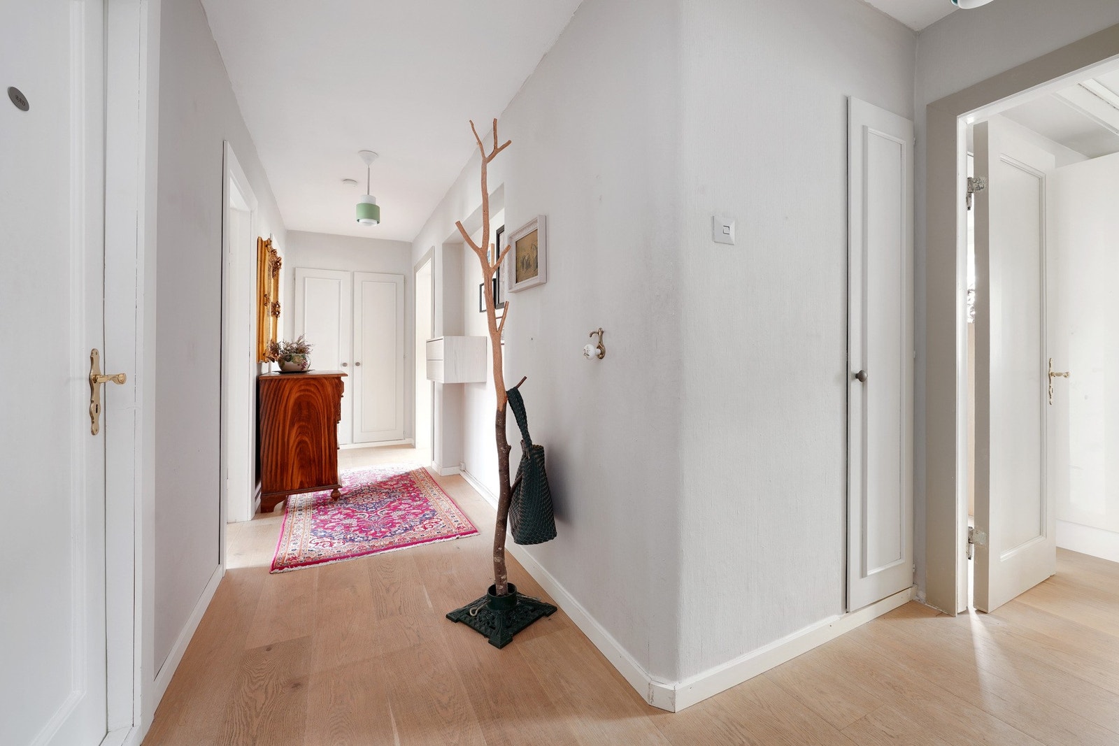 Nydelig gang med integrerte garderobeskap Galleribilde