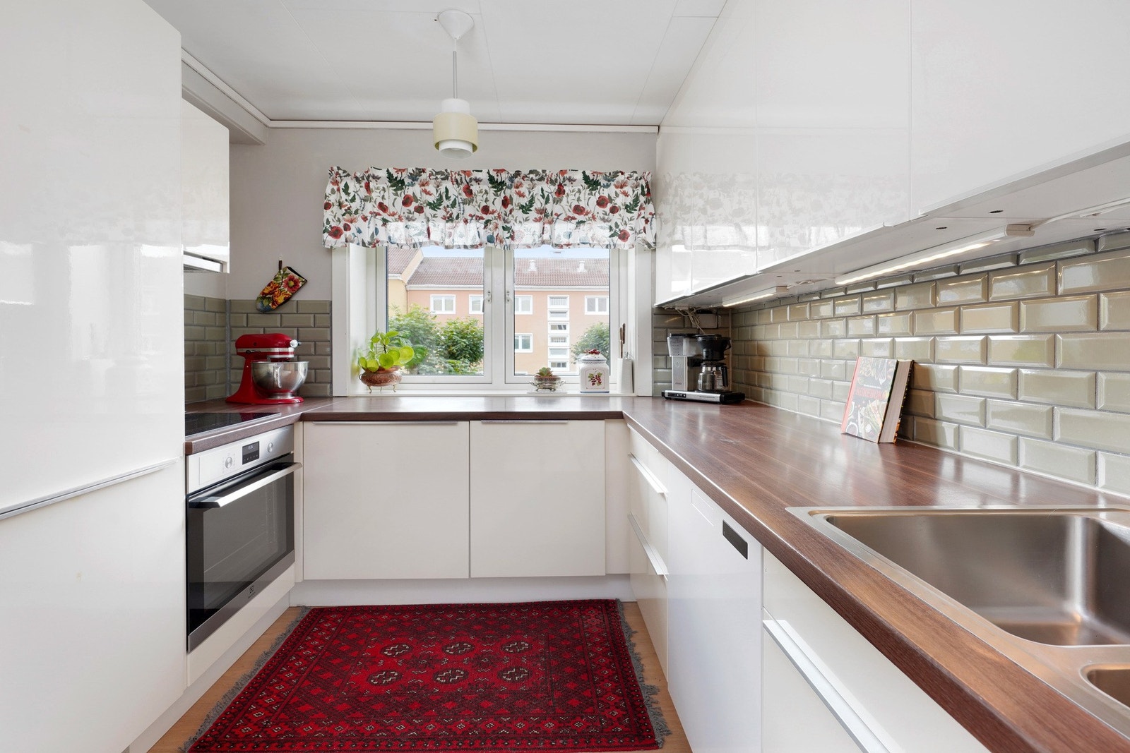 Separat kjøkken fra 2012 med god- skap og benkeplass Galleribilde