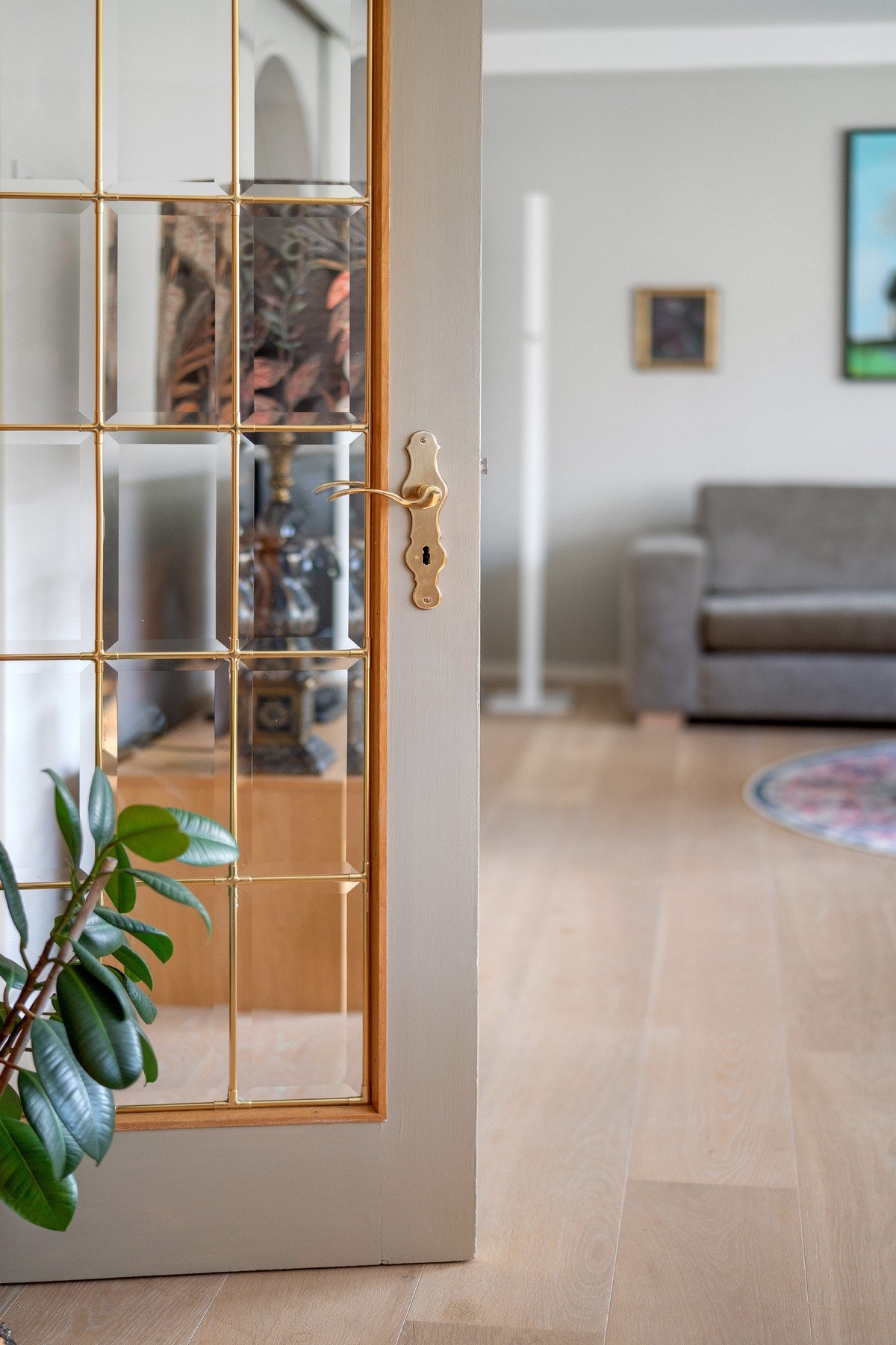 Den lekre originale døren er fortsatt her og setter et fint preg på leiligheten Galleribilde