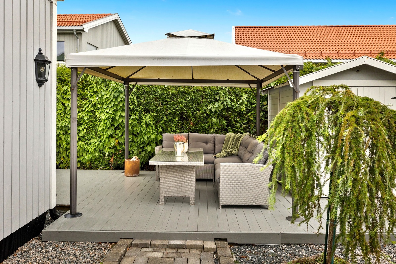 Flere koselige uteplasser og en nydelig opparbeidet hage som innbyr til både lek og avslapning. Galleribilde