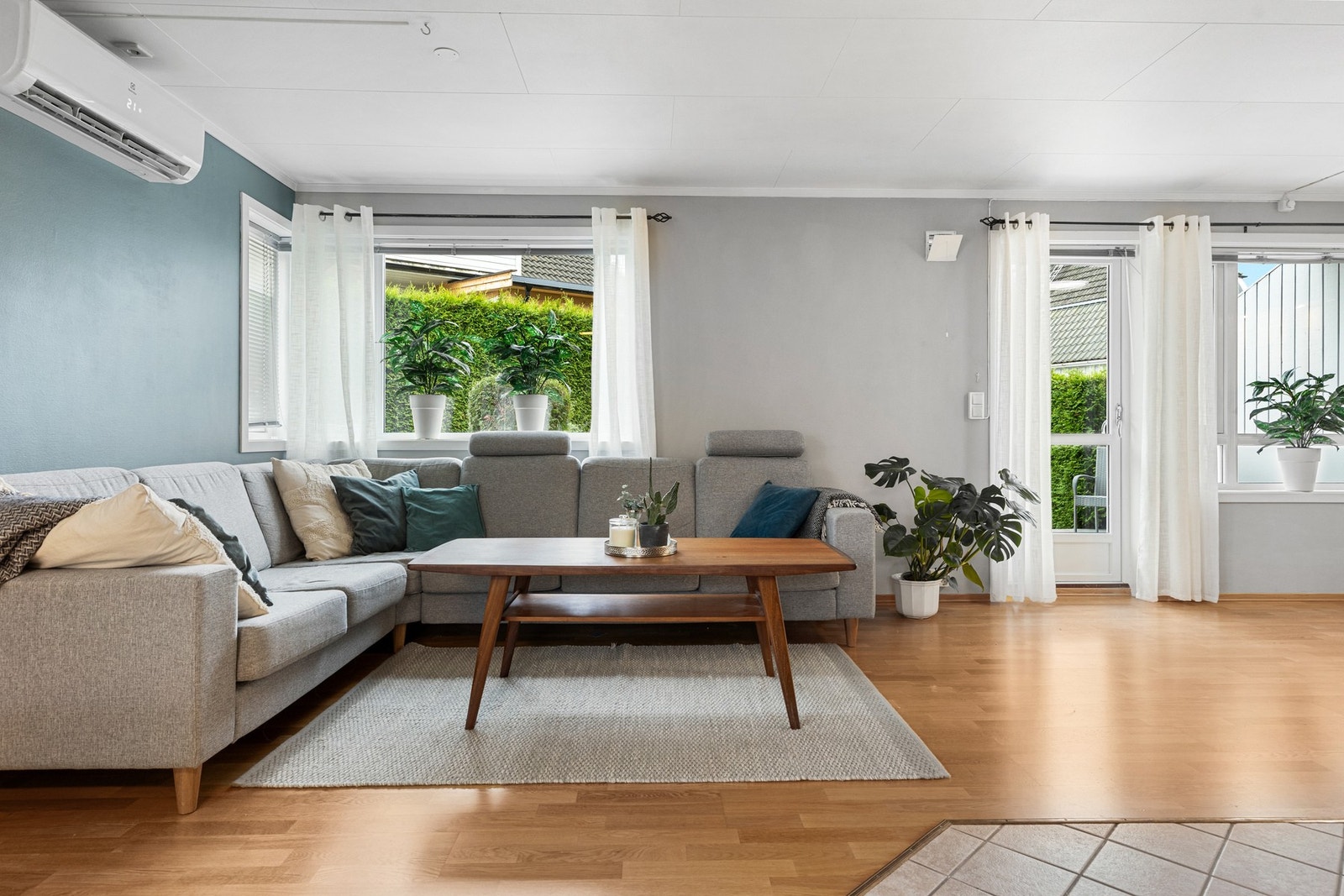 Boligen har fleksible oppvarmingsmuligheter med varmekabler, varmepumpe, vedovn og panelovner. Galleribilde