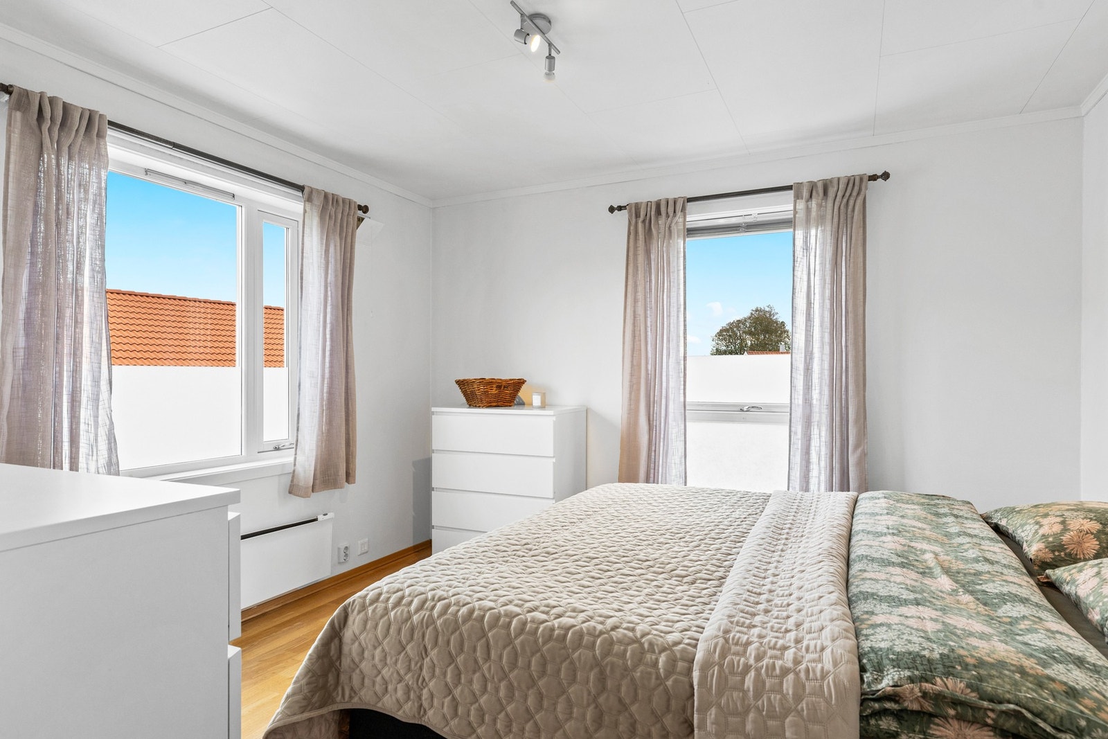 I 2. etasje finner du tre soverom, hvorav ett ikke er byggemeldt. Galleribilde