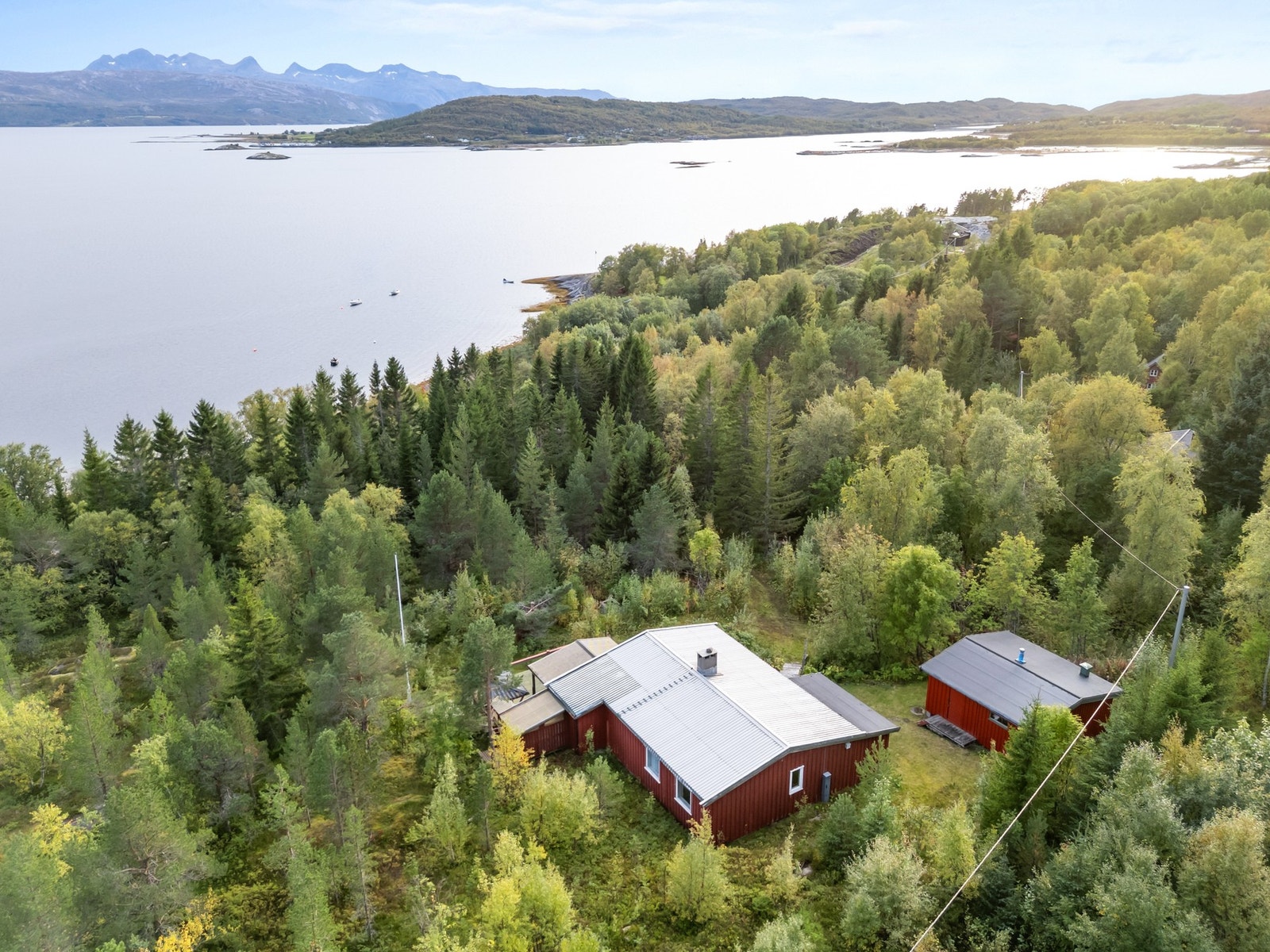 Velkommen til Bodøveien 2325 - en flott hytte med naust og innlagt strøm. Galleribilde