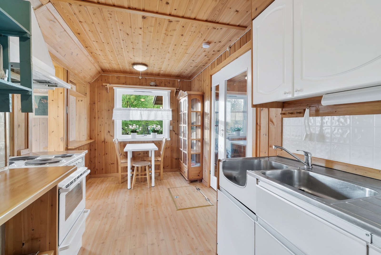 Koselig kjøkken med plass til spisebord ved vindu. Galleribilde