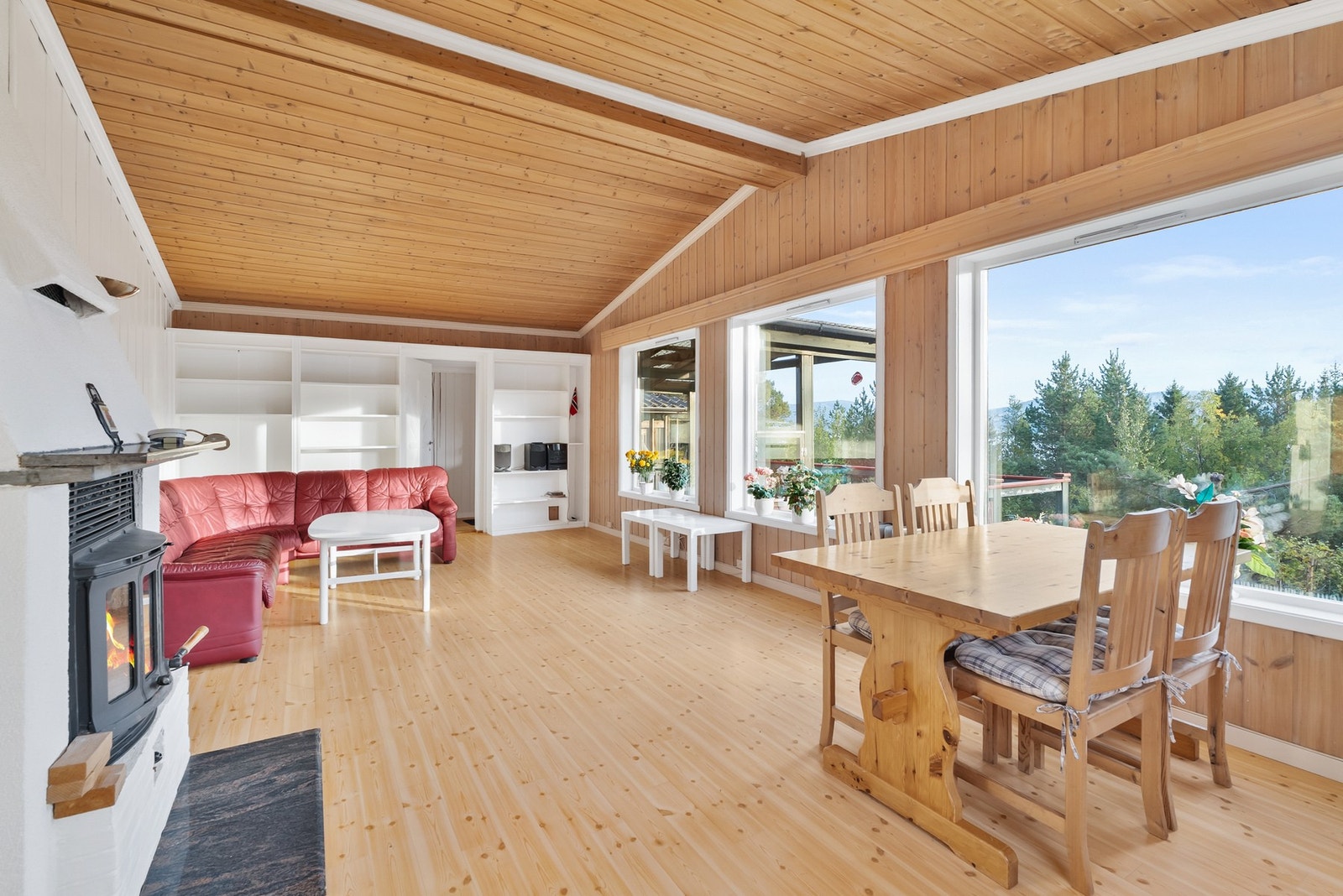 Koselig stue med store vinduer. Galleribilde