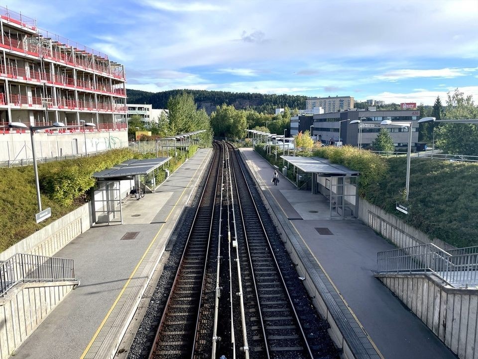 Ammerud T-bane - ca. 7 min gange fra leiligheten. Galleribilde