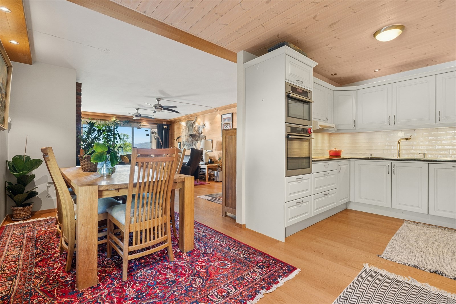 Boligen byr på et pent kjøkken fra 2016. Galleribilde