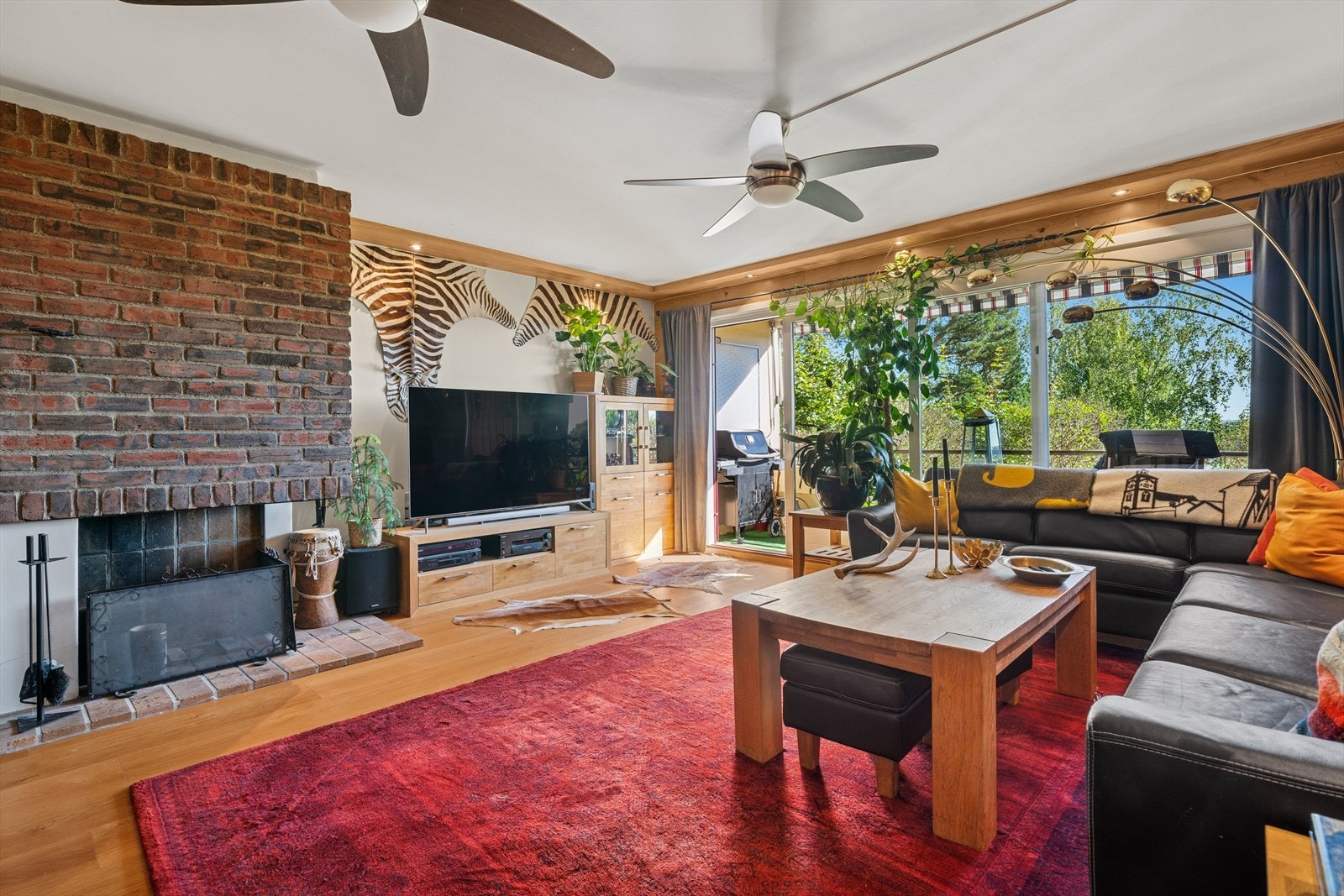 De store vindusflatene slipper inn rikelig med naturlig lys, som gir en god atmosfære i leiligheten. Galleribilde