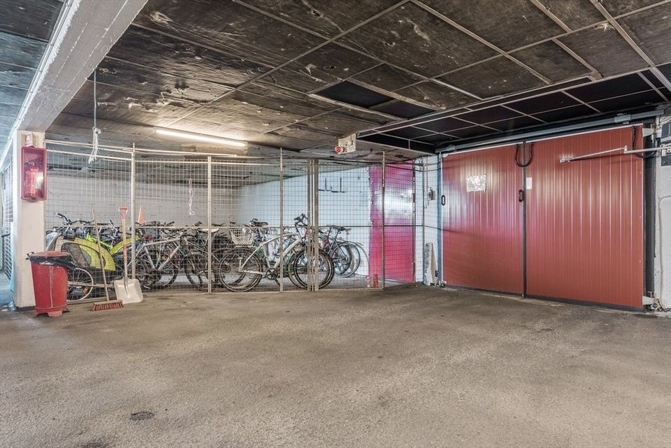 Det er felles sykkelbod for sameiet. I tillegg medfølger det en kjellerbod på ca. 4 kvm. Galleribilde