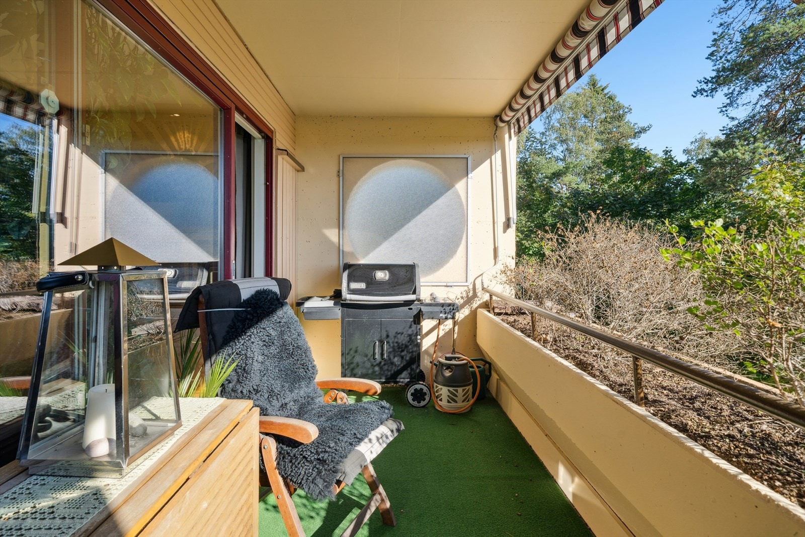 Her er det god plass til å sette utemøblene sine og virkelig nyte de herlige omgivelsene. Galleribilde