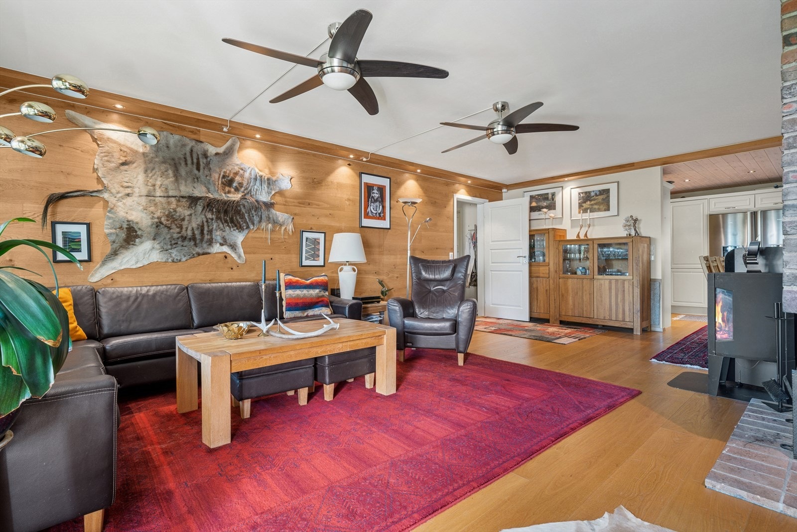 Her er det god plass til mediebenk, sofagruppe og spisebord. Galleribilde