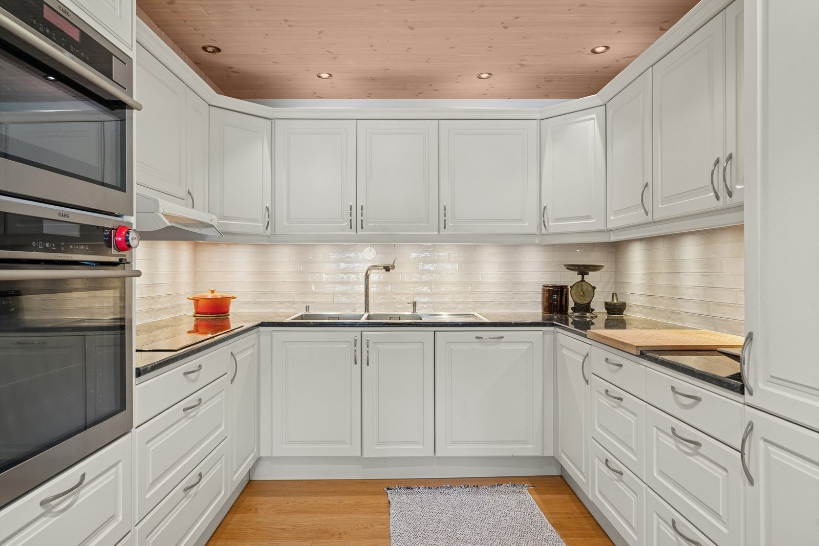 Kjøkkenet er funksjonelt utformet med gode arbeidsforhold samt skap- og benkeplass. Galleribilde