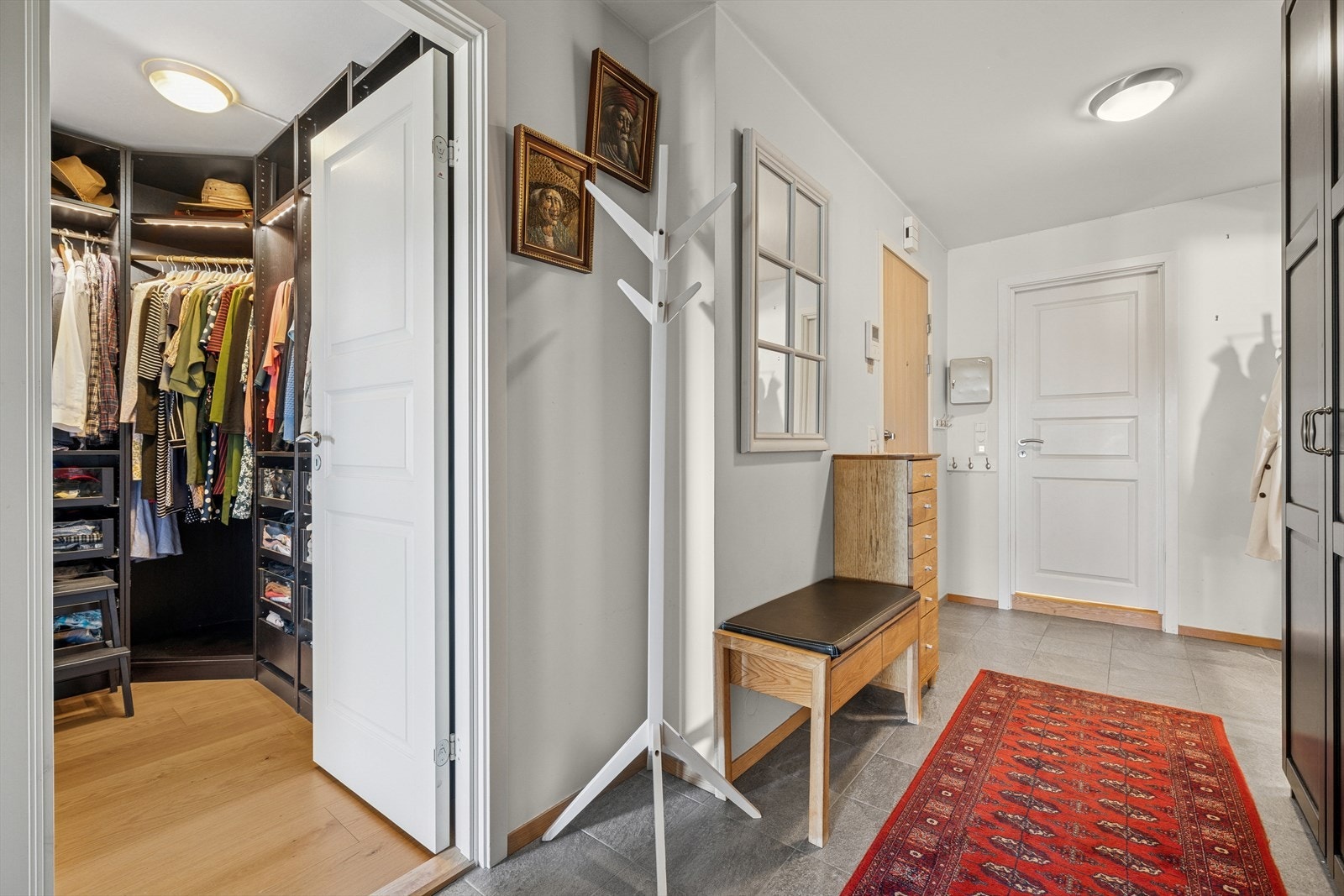 Du ønskes velkommen inn i en romslig entré med god plass til å sette fra deg sko og henge fra deg yttertøy. Galleribilde