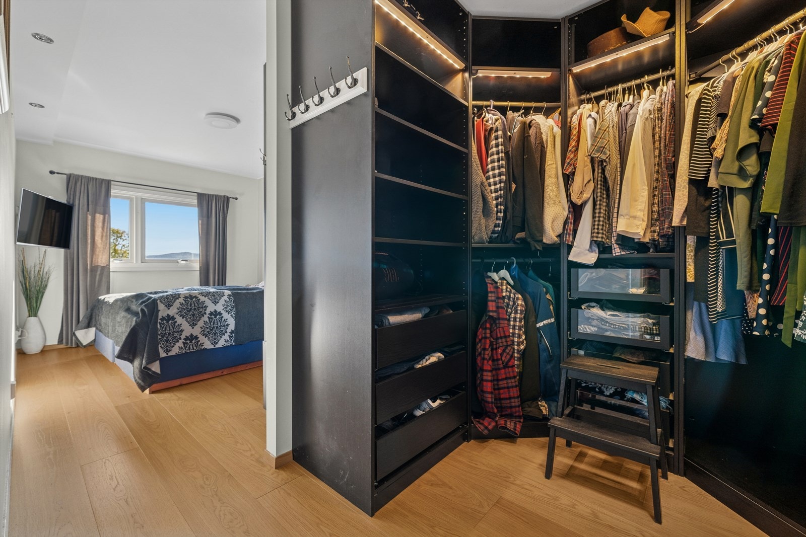 Hovedsoverommet byr i tillegg på en romslig og praktisk walk-in garderobe med god oppbevaringsplass. Galleribilde