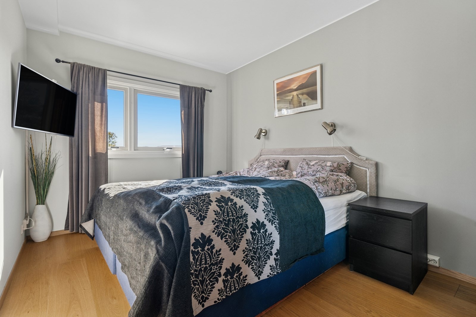 Hovedsoverommet er romslig og har god plass til dobbeltseng, med nattbord på hver side og annet soveromsmøblement. Galleribilde