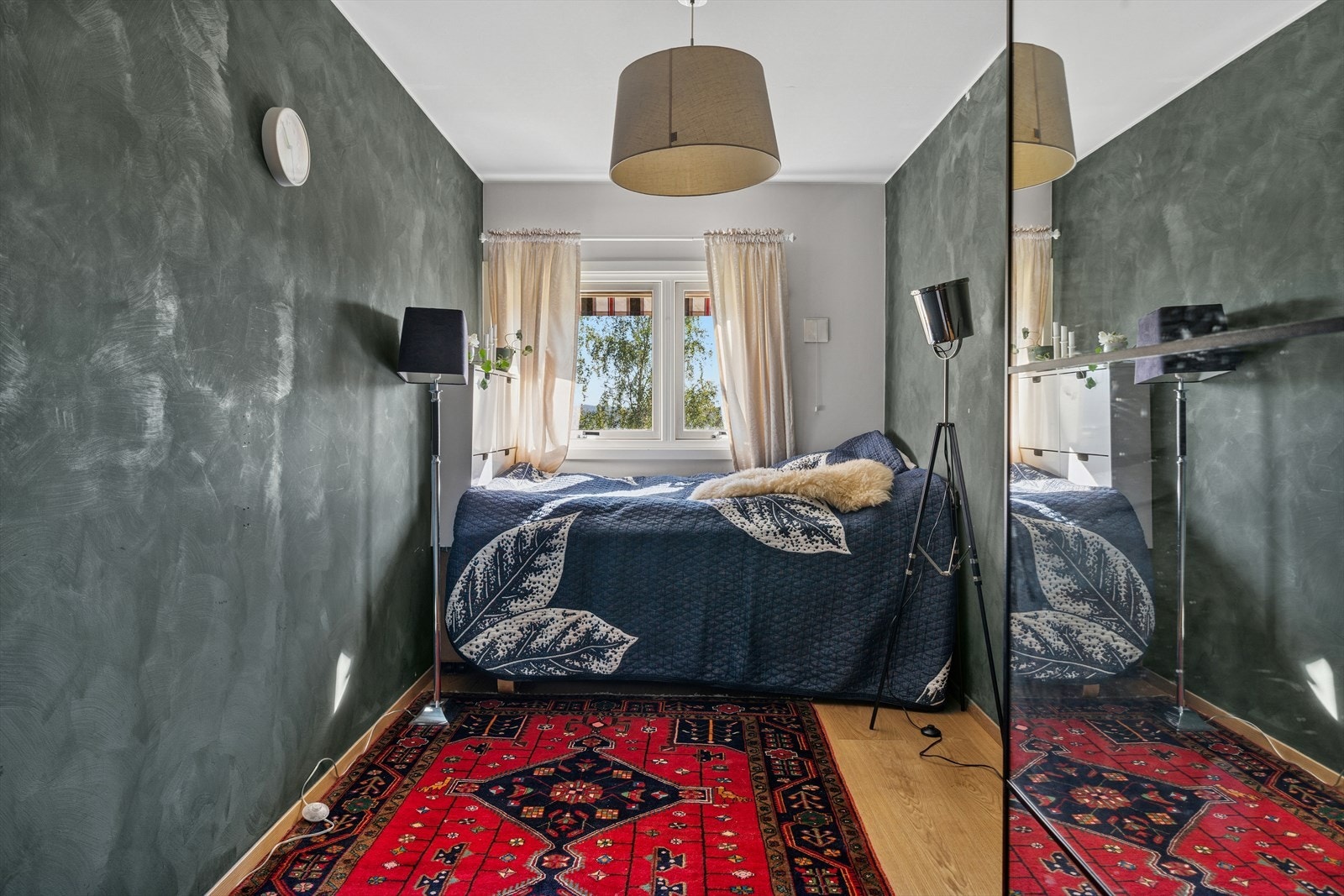 Soverom II er også av god størrelse med plass til seng, nattbord og skap. Galleribilde