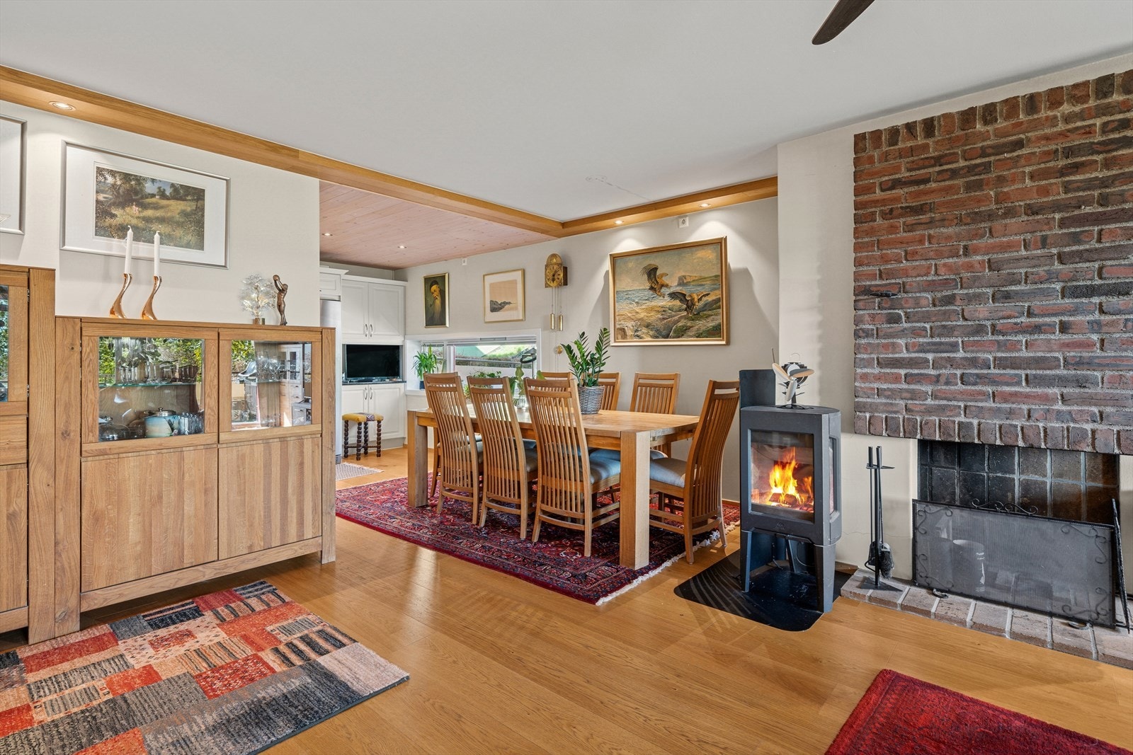 Kjøkkenet ligger i delvis eget rom med praktisk tilknytning til stuen. Galleribilde