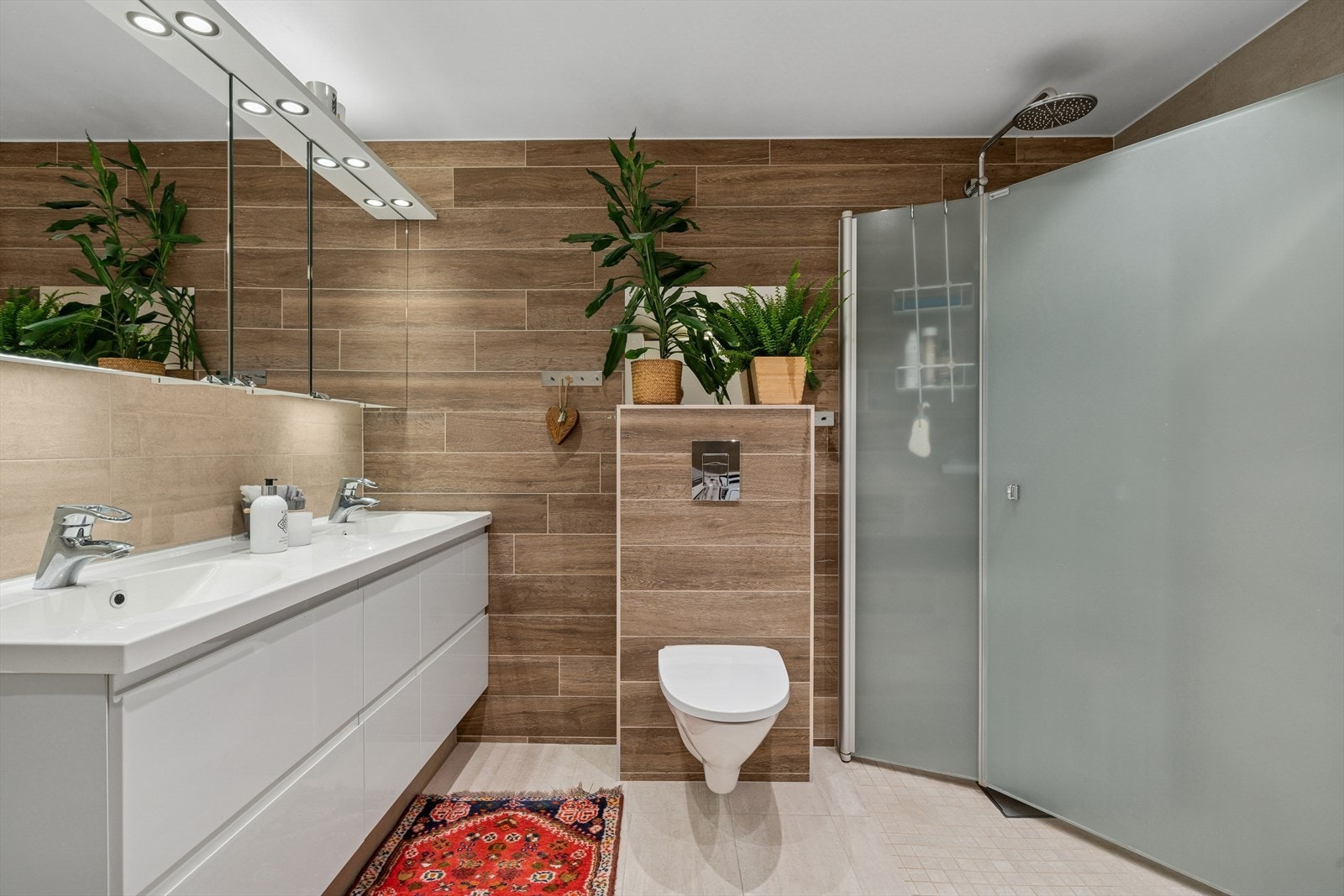 Pent baderom fra 2016 med varmekabler og opplegg for vaskemaskin. Galleribilde