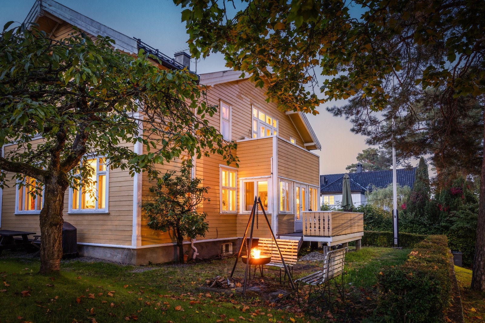 Uteareal forside hus, med direkte utgang fra stuen. Galleribilde