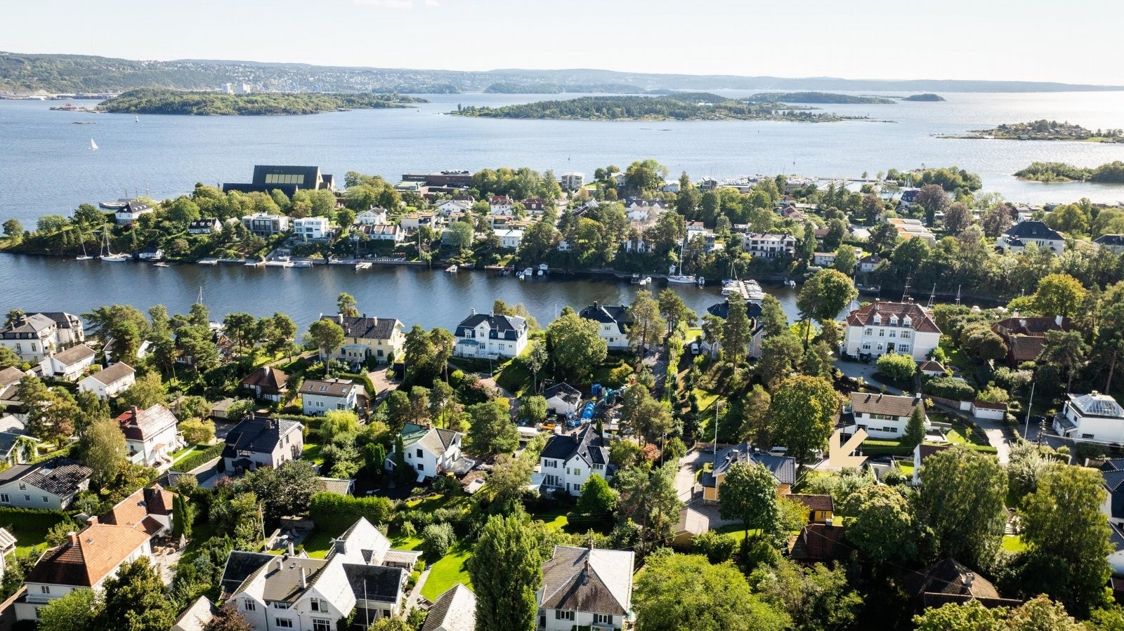 Området er preget av store, eksklusive villaeiendommer og grønne omgivelser, noe som gir en følelse av ro og privatliv. Galleribilde