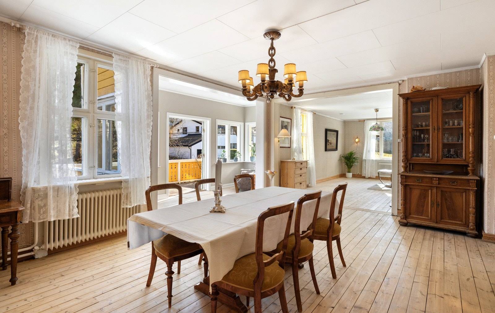 Rommet byr på plass til langbord og sosiale sammenkomster ? perfekt for både hverdag og fest. Galleribilde