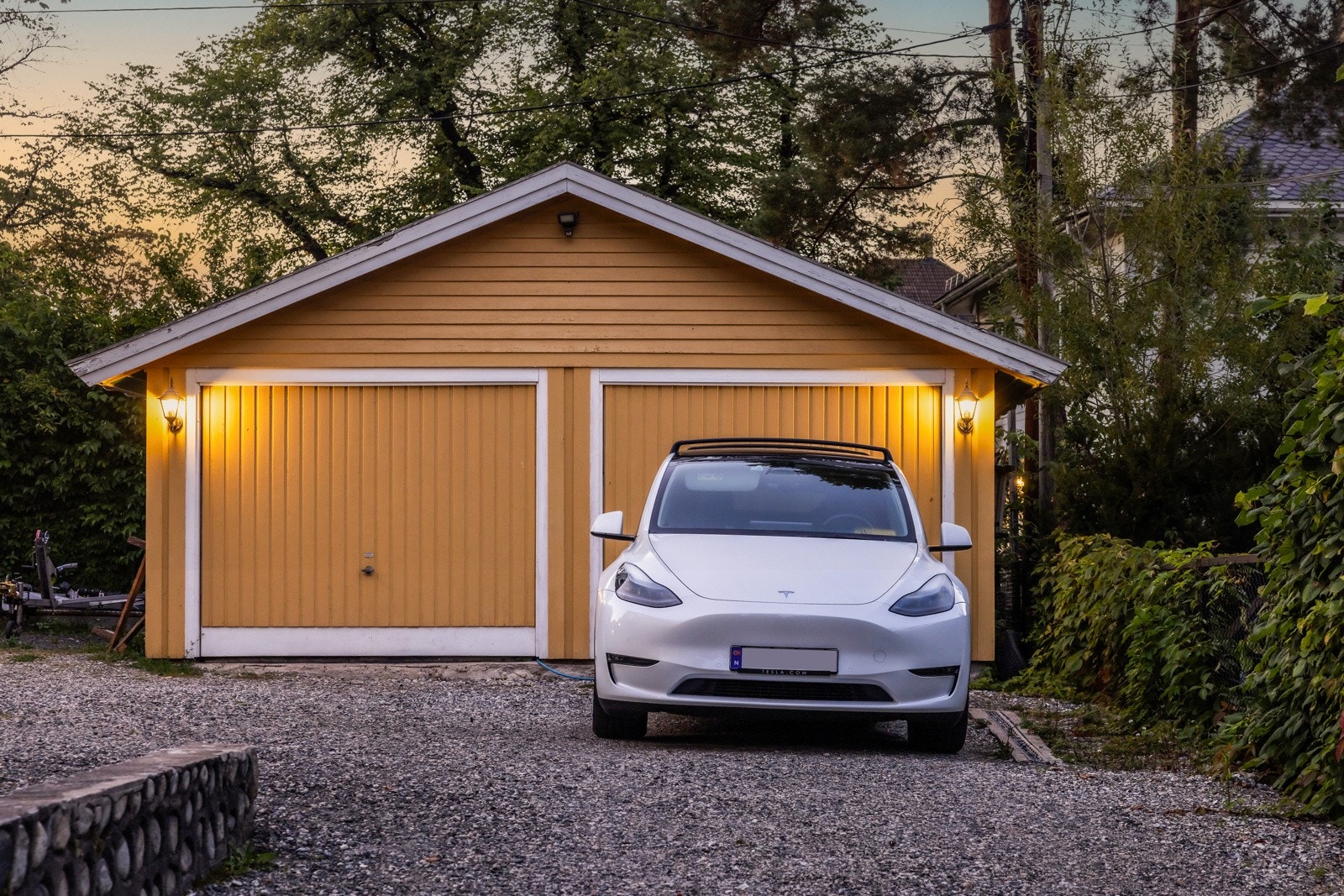 Dobbelgarasjen ble oppført rundt 1980 og har plass til to biler. Gode parkeringsmuligheter også på gårdsplass og i oppkjørsel. Galleribilde