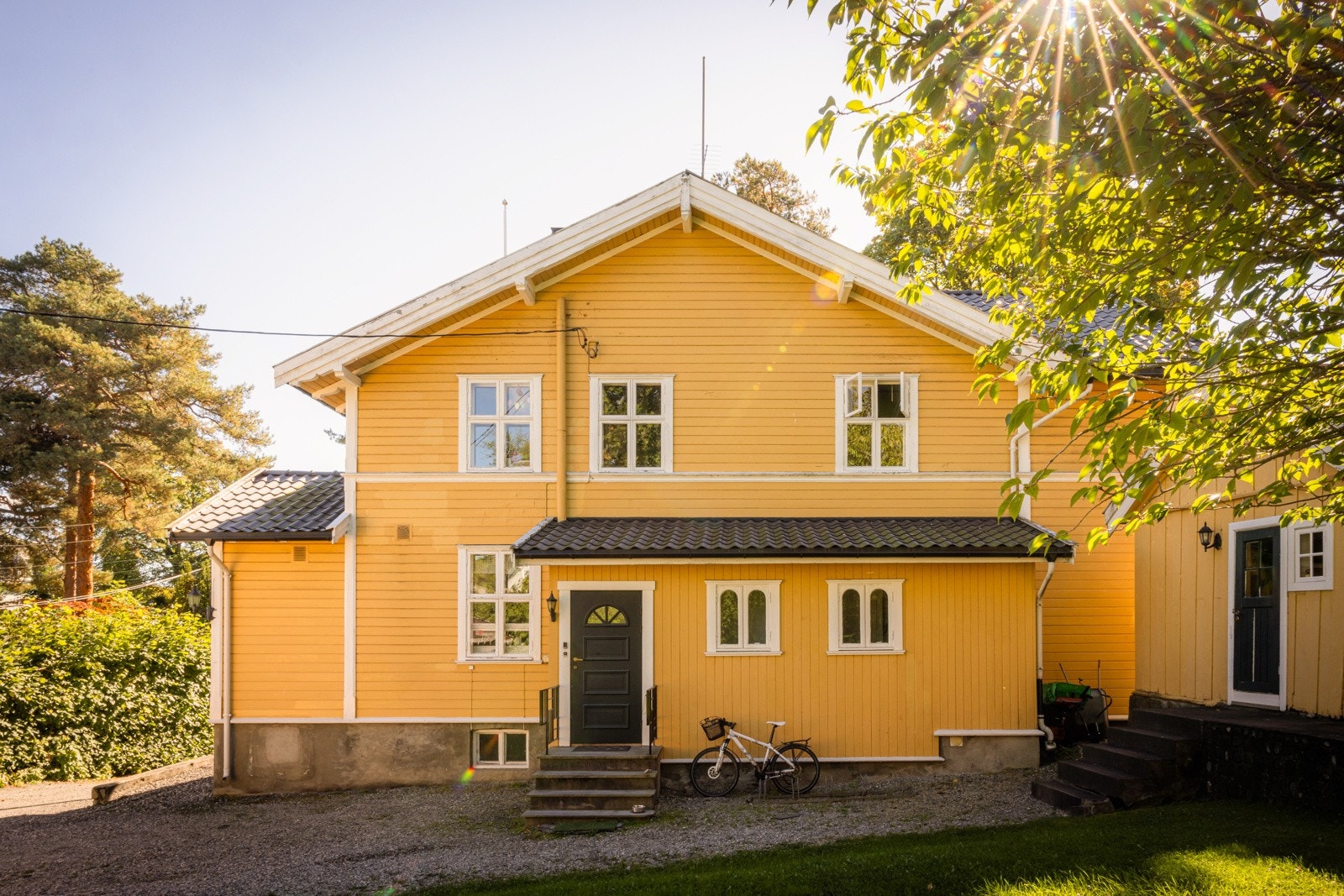 Villaen har en vakker arkitektur med sjarmerende detaljer. Mange av boligene arkitekt Ove Ekman tegnet, er preget av en kombinasjon av historiske elementer, ofte inspirert av sveitserstil og nyrenessanse. Galleribilde