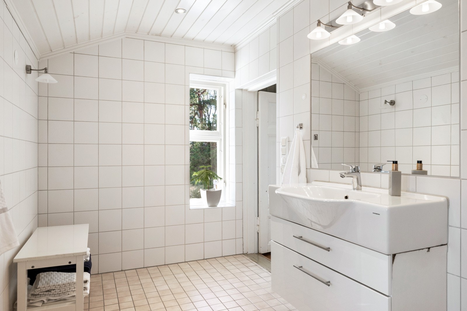 Badet ble pusset opp i 2007 og er pent innredet med lyse fliser på gulv og vegger. Galleribilde