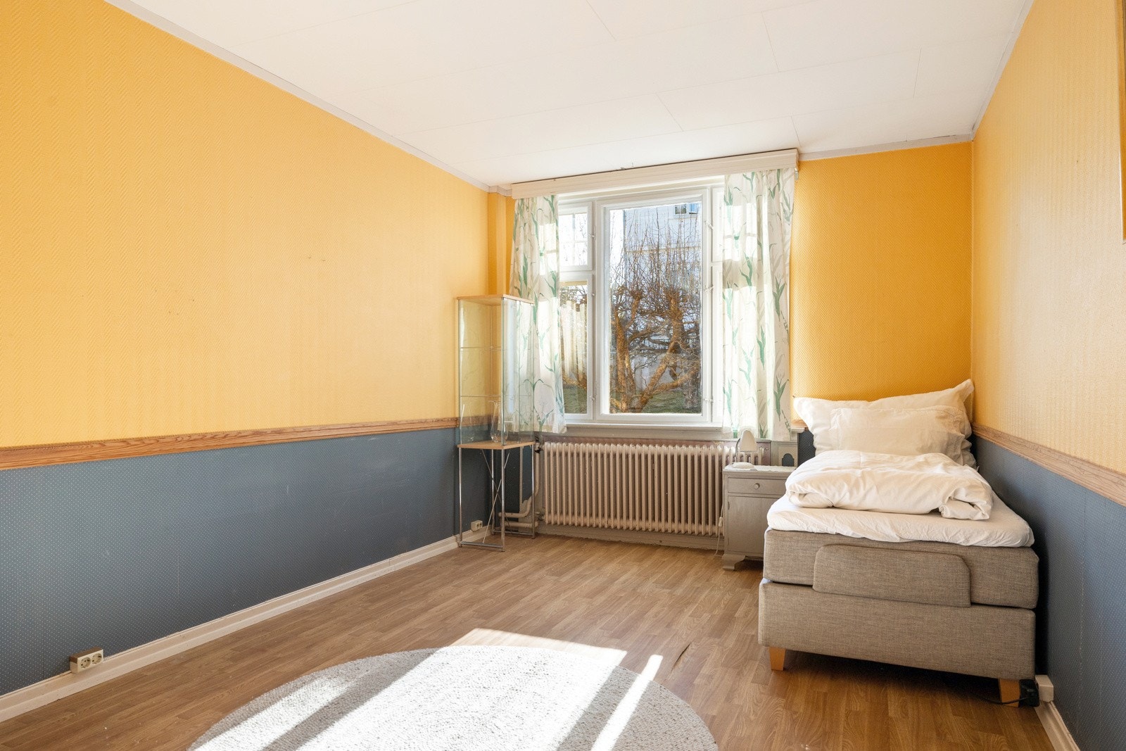 Soverommet i første etasje ligger innenfor gangen ved entreen. Galleribilde