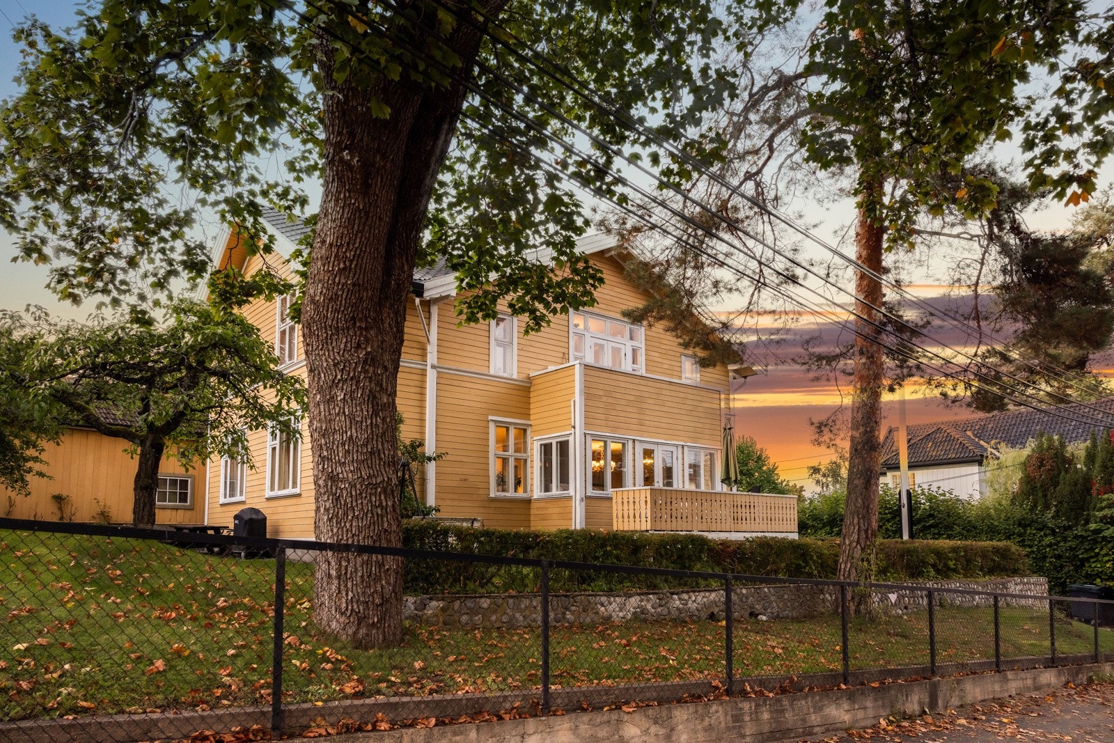 Villaen er over tre plan inkludert kjelleretasje, og har et areal på 279 kvm. Galleribilde