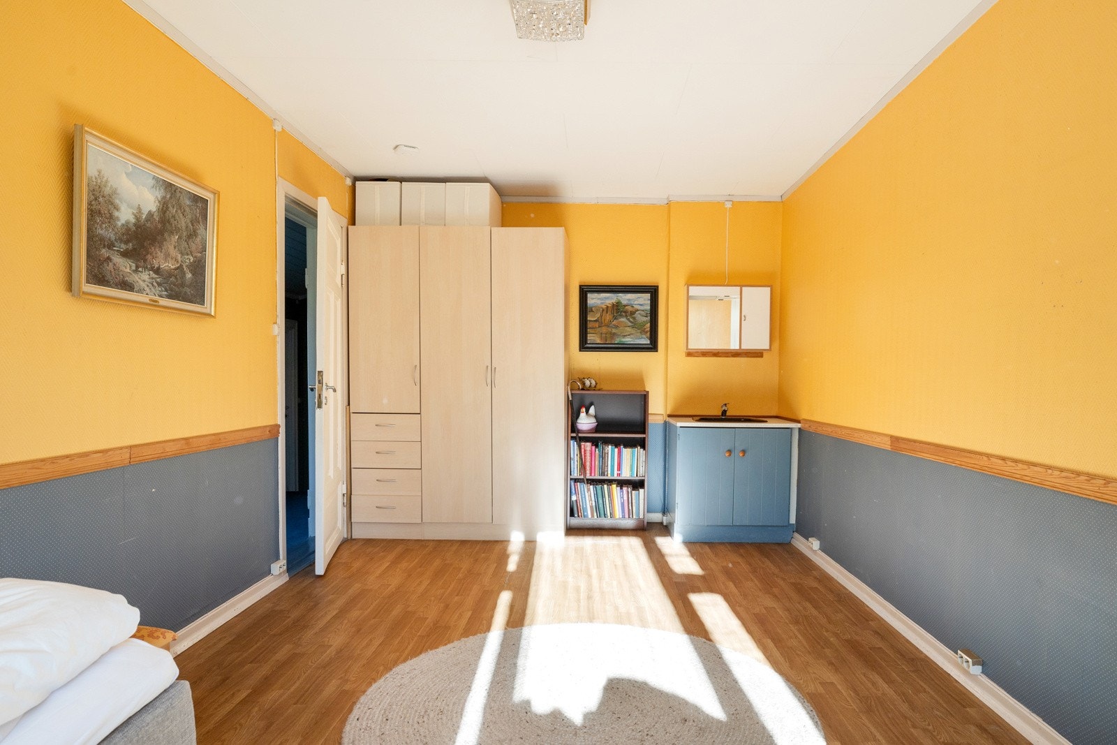 Soverommet i første etasje oppleves romslig og har blant annet en servant i det ene hjørnet. Galleribilde