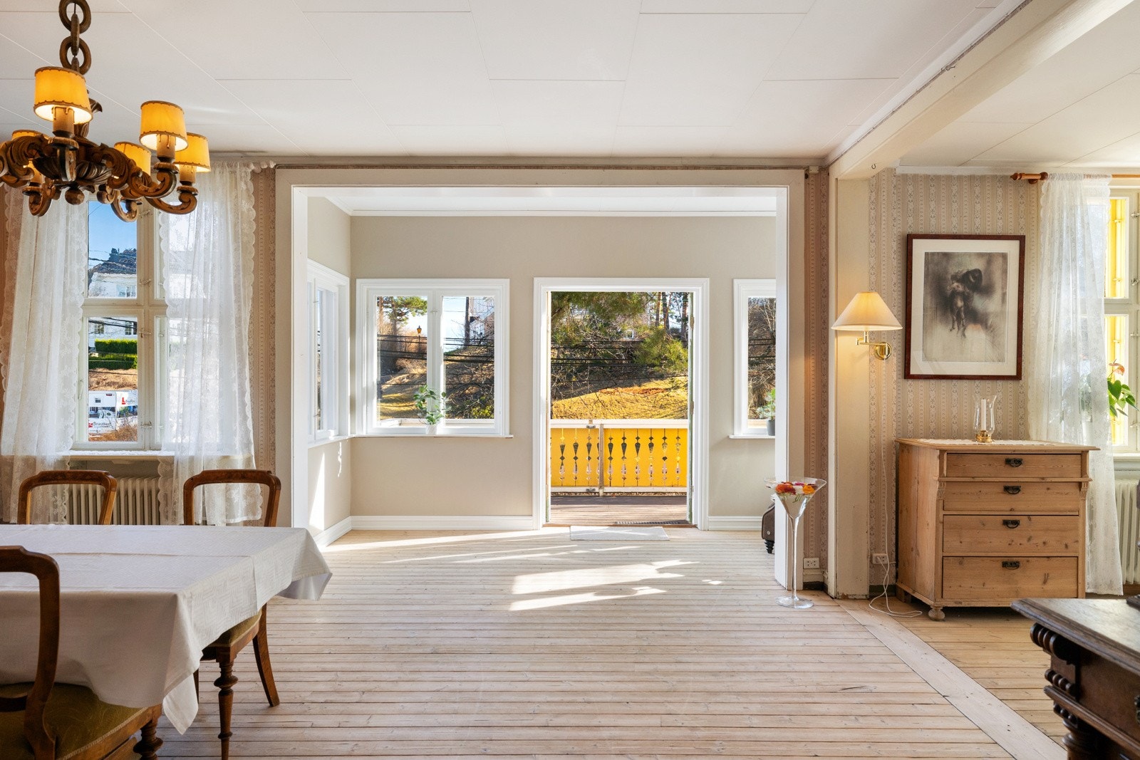 Innvendig oppleves boligen lys og romslig med store, åpne rom og generøs himlingshøyde. Galleribilde