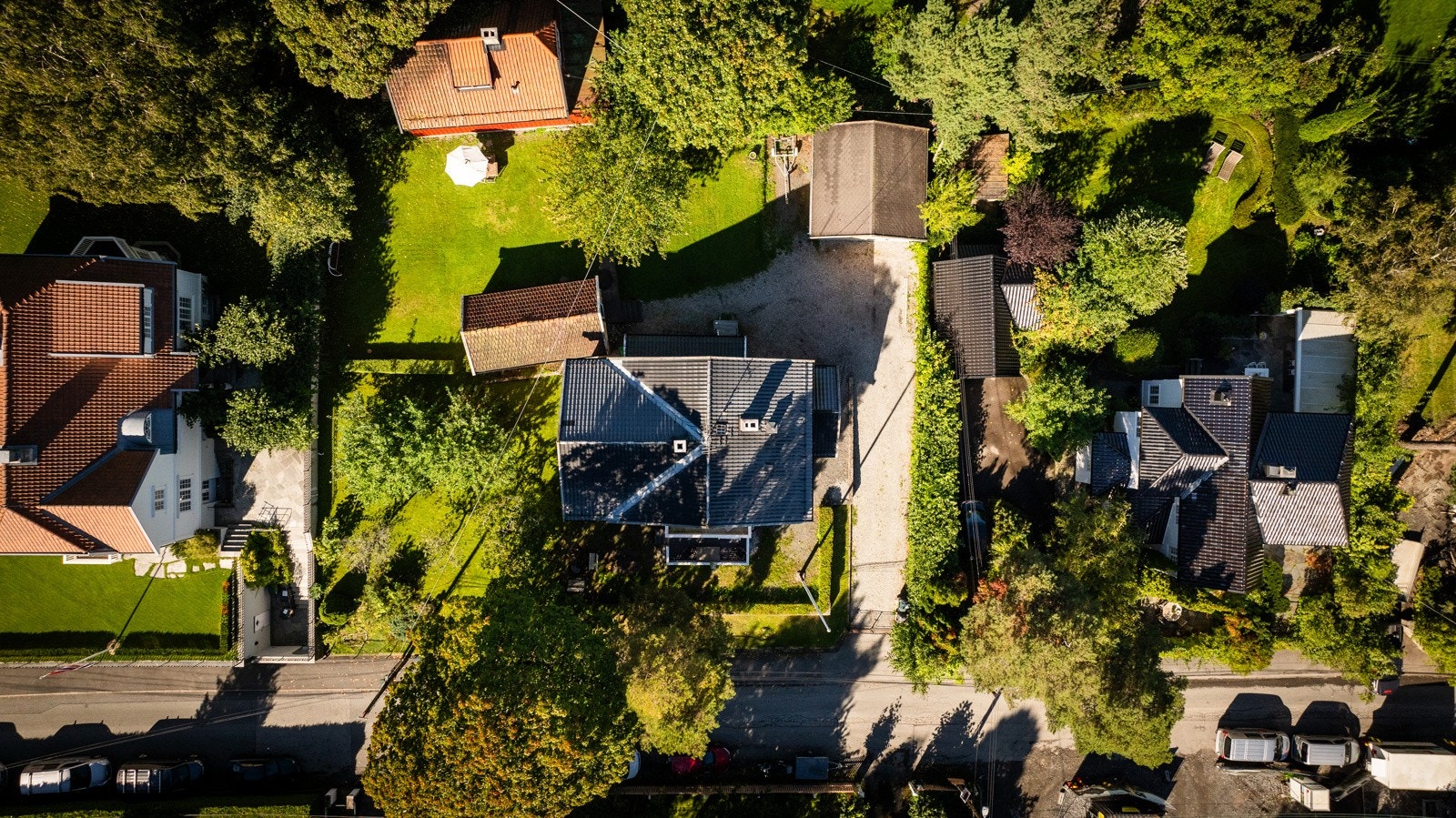 Eiendommen har eiet tomt på 1219 kvm og består av en eldre, arkitekttegnet sveitservilla, samt et uthus og en dobbelgarasje. Galleribilde