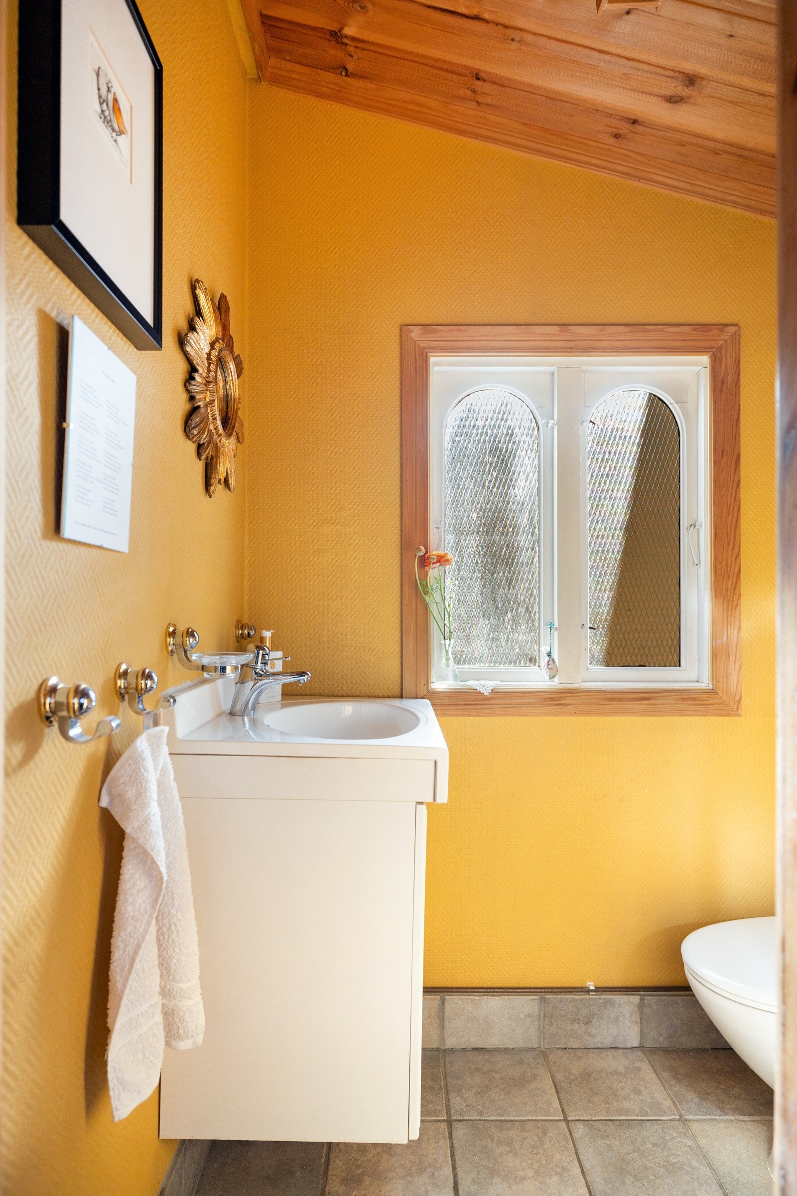 Gjestetoalett innredet med servant og wc - og sjarmerende vinduer. Galleribilde