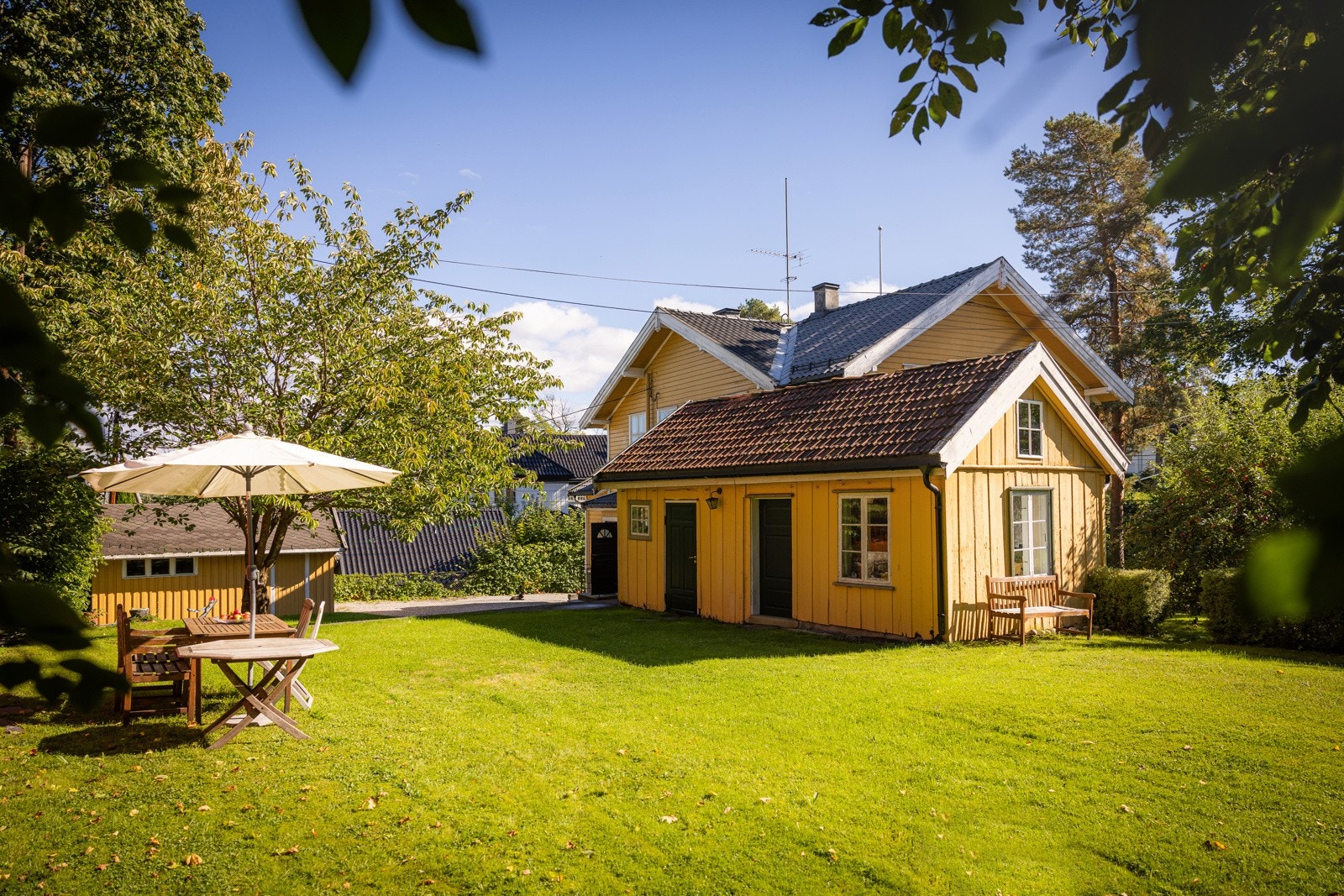 Eiendommen har en solrik hage, vakkert anlagt med store plenarealer, frukttrær og nydelig beplantning. Galleribilde