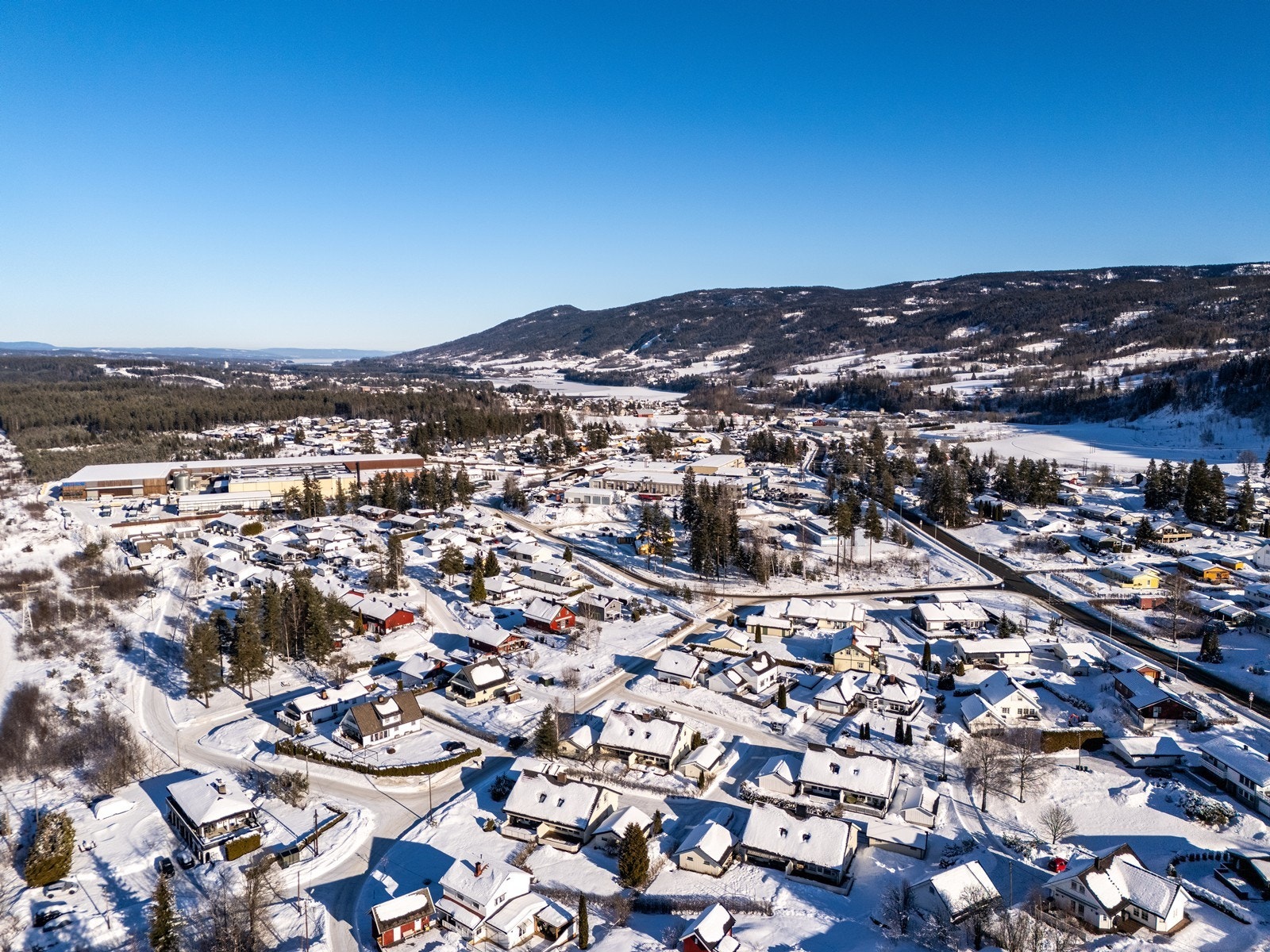 Orekrattet 3 ligger i trivelige omgivelser i et etablert og sentralt boligområde mellom Geithus og Åmot. Det er kun ca. 5 minutter med bil til Åmot sentrum som byr på et variert utvalg av servicetilbud. Galleribilde