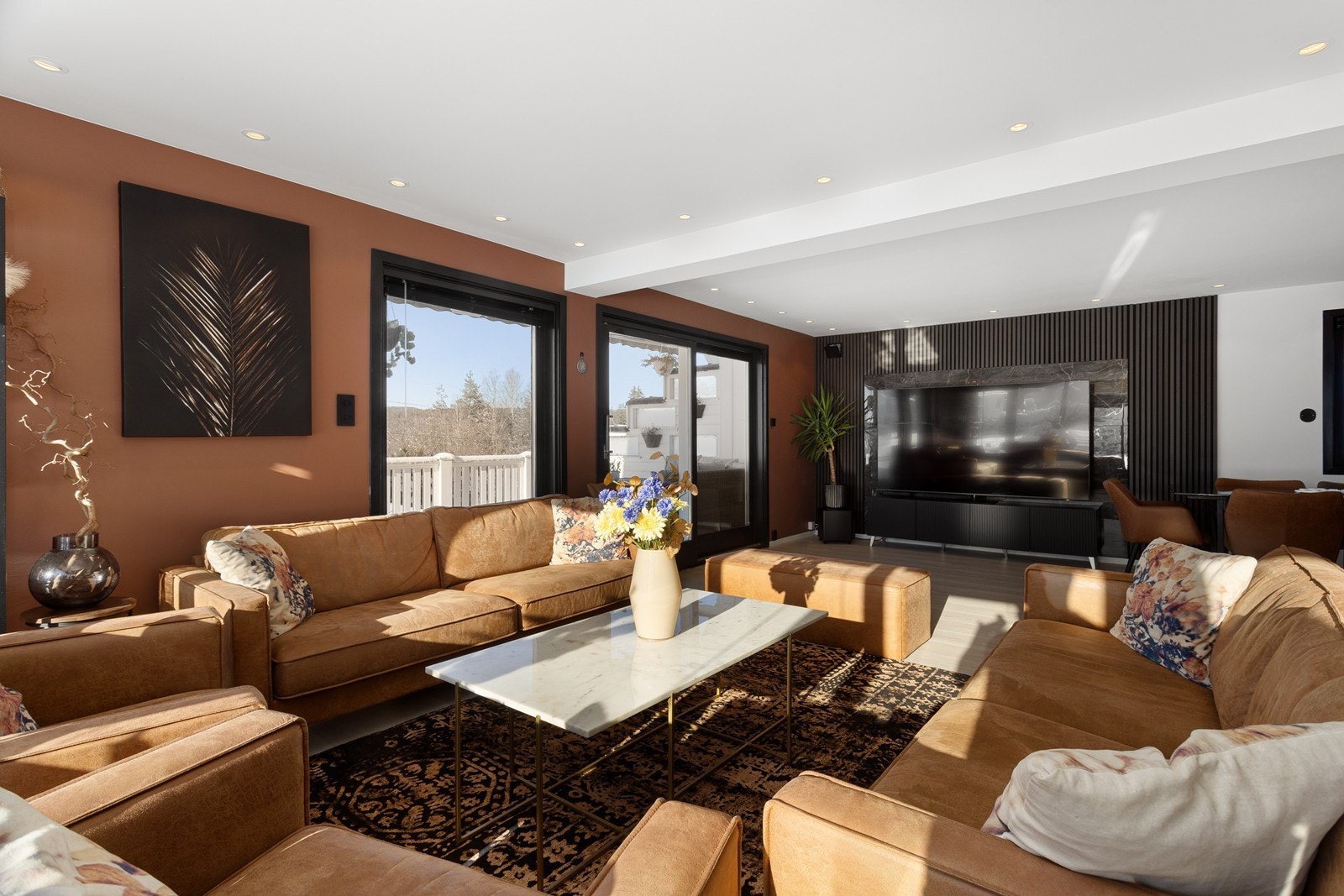 Stuen oppleves som lys men samtidig et hyggelig og varmt allrom med en god planløsning som passer fint for familien. Galleribilde