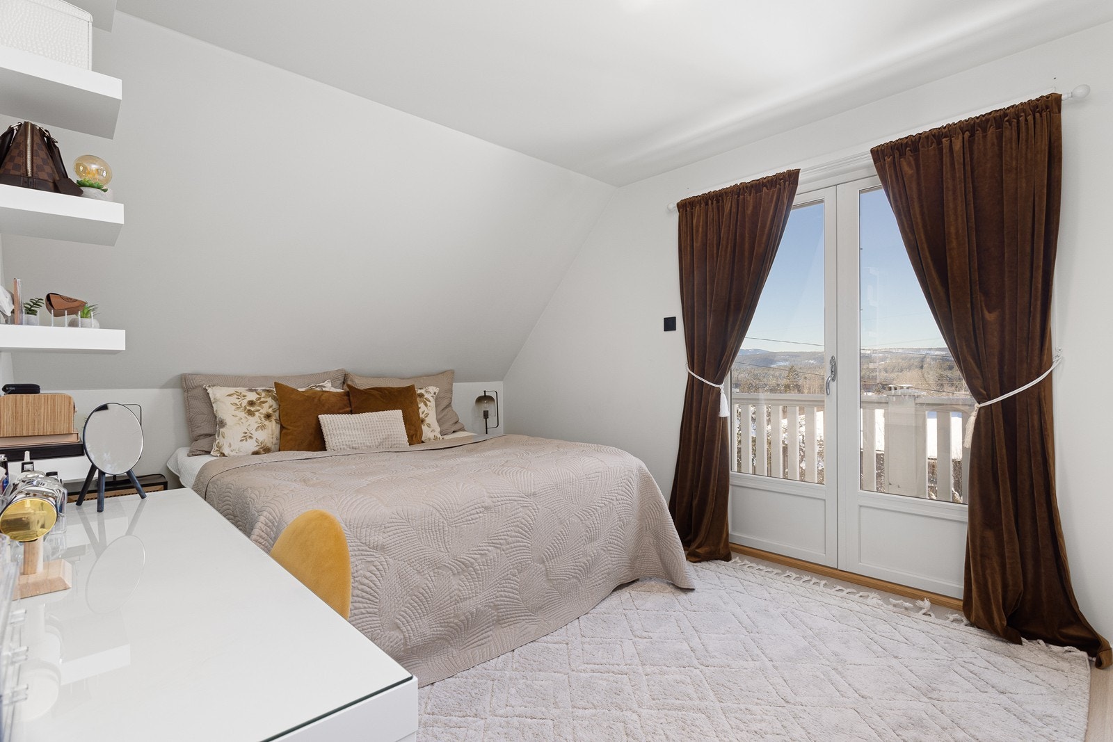 Hovedsoverommet er lyst og pent innredet med god plass til dobbeltseng med tilhørende nattbord og rom for oppbevaring av klær og sko i garderobeløsning. Galleribilde