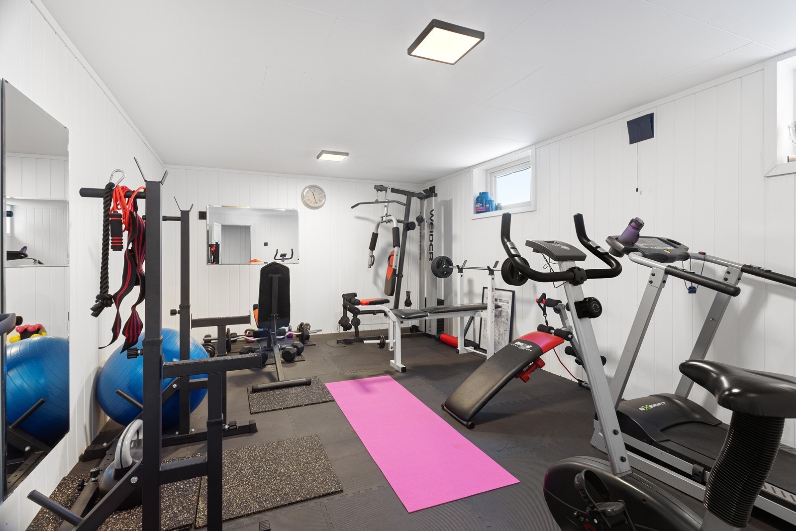 Boligen har et innredet trimrom i underetasjen, med god plass til diverse apparater. (ikke godkjent) Galleribilde