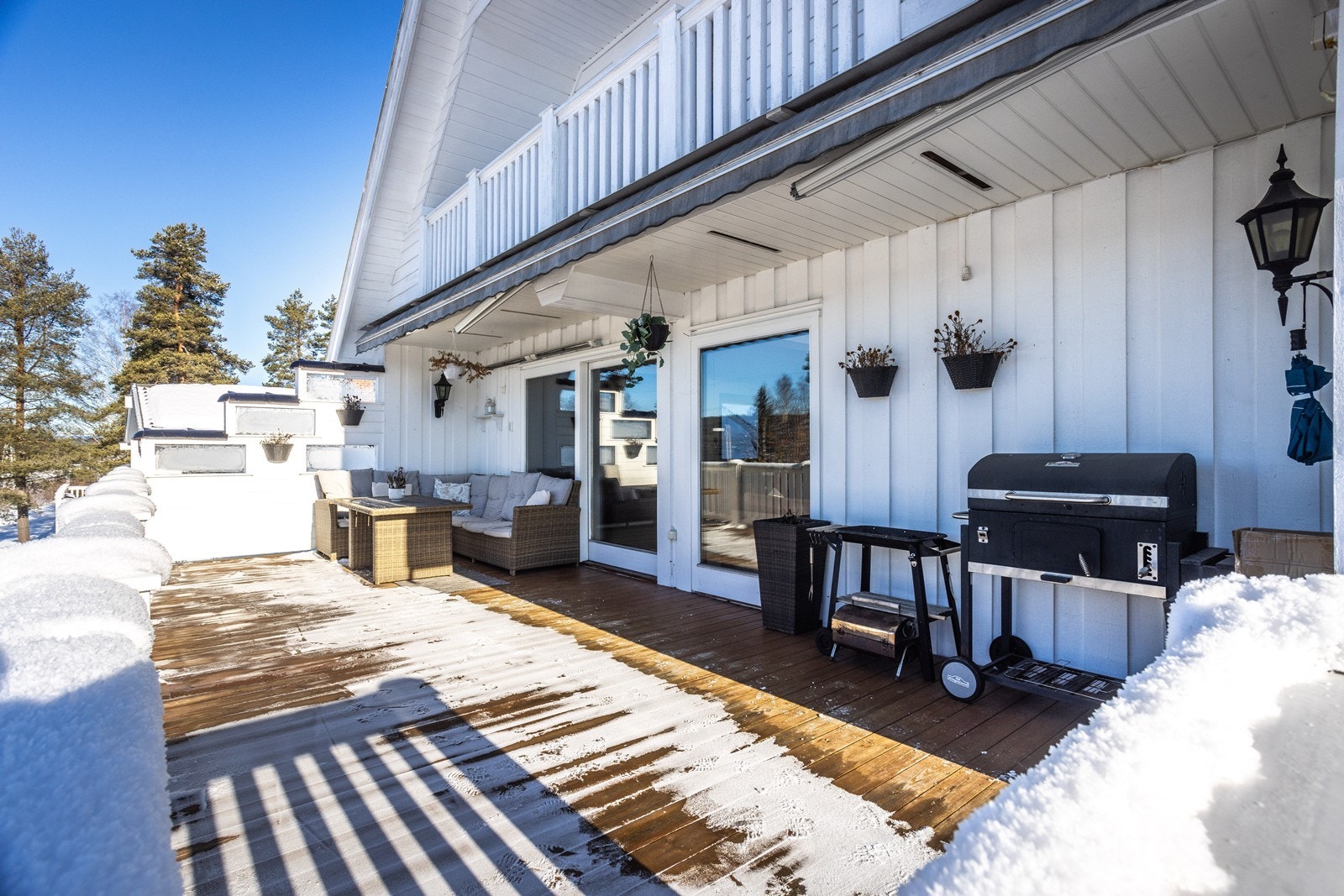 Fra stuen er det direkte utgang til en romslig uteplass, perfekt for hyggelige stunder i gode venners lag. Galleribilde